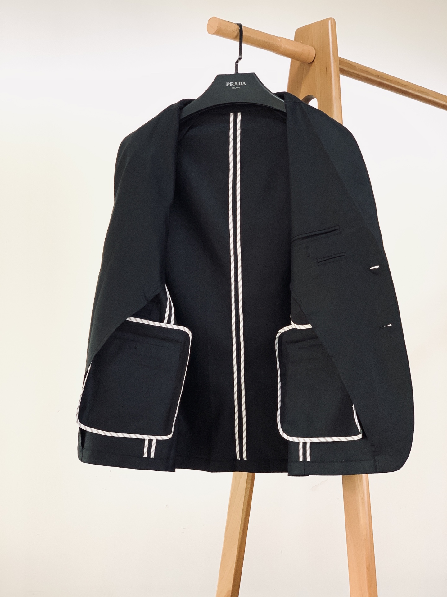 Prada 普拉达 2026SS早春新品轻量休闲单西。高端定制高支斜纹混纺面料，挺括抗皱又亲肤透气，上身