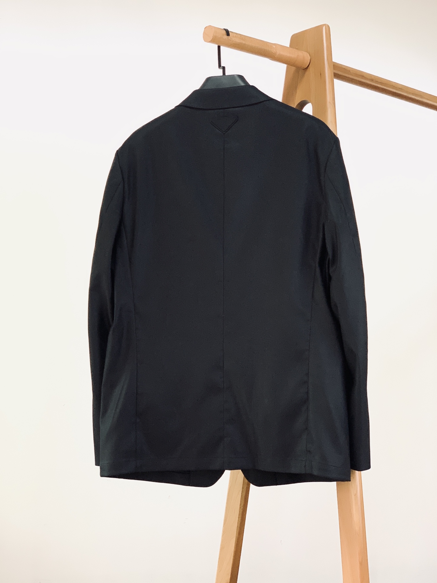 Prada 普拉达 2026SS早春新品轻量休闲单西。高端定制高支斜纹混纺面料，挺括抗皱又亲肤透气，上身