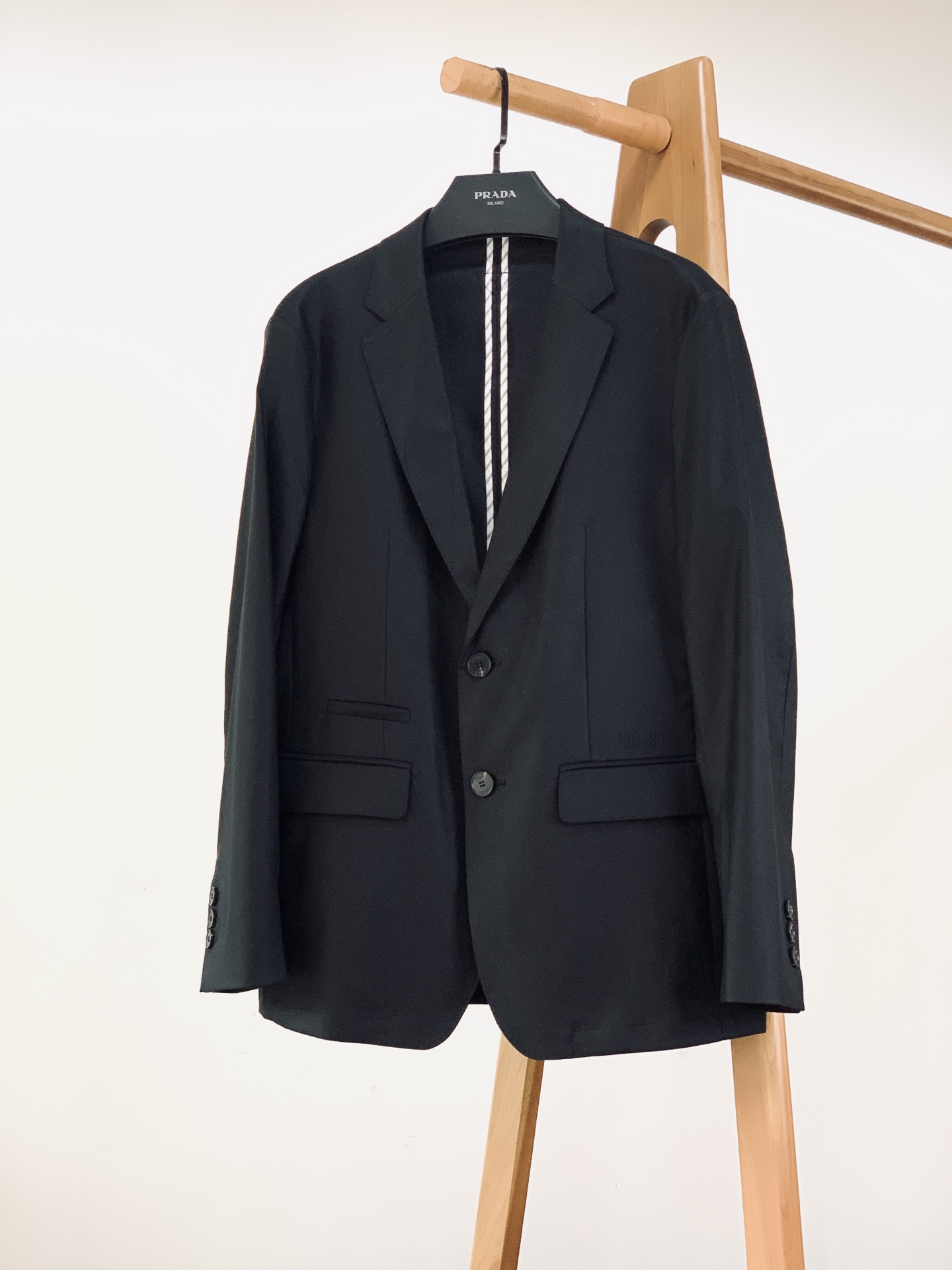 Prada 普拉达 2026SS早春新品轻量休闲单西。高端定制高支斜纹混纺面料，挺括抗皱又亲肤透气，上身