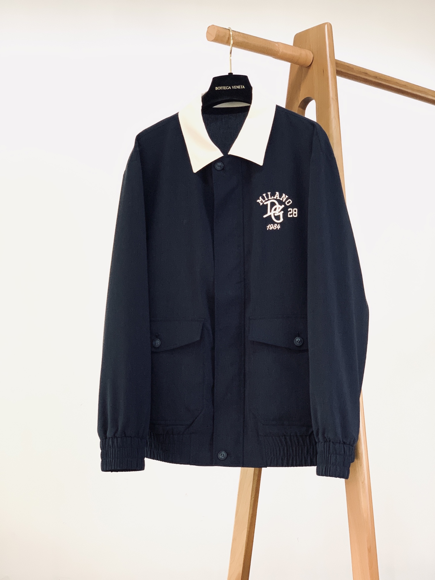 DOLCE&GABBANA 杜嘉班纳 2026SS早春新品复古学院风夹克。高端定制高密斜纹棉混纺面料，亲