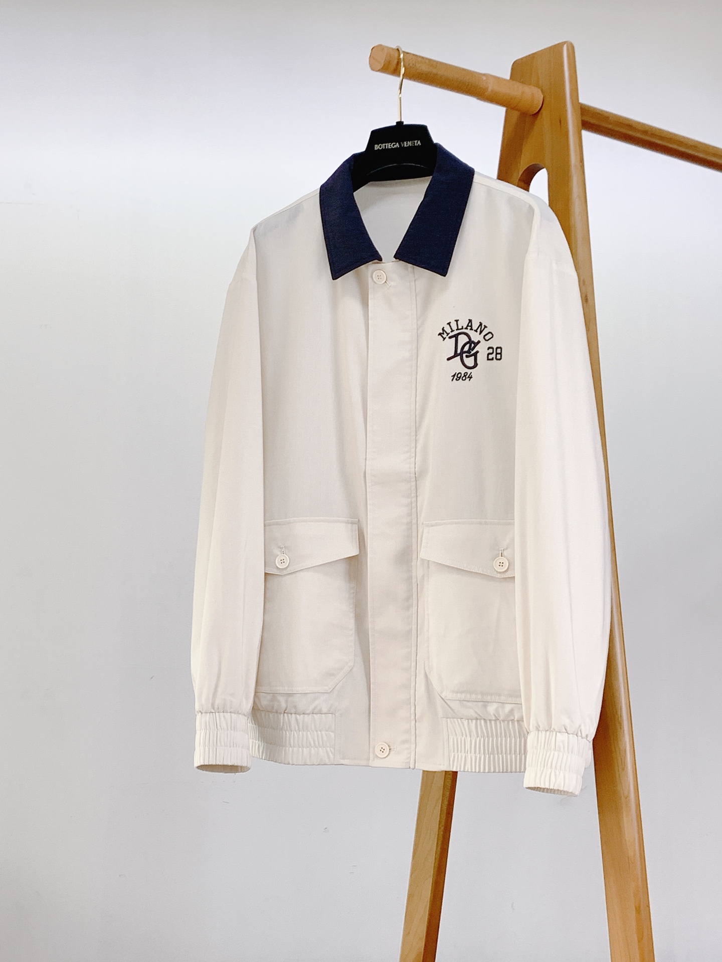 DOLCE&GABBANA 杜嘉班纳 2026SS早春新品复古学院风夹克。高端定制高密斜纹棉混纺面料，亲