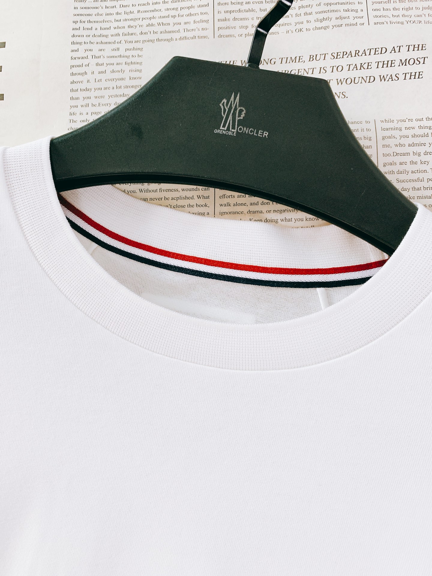 Moncler 蒙口 2026SS春夏新品经典基础款圆领T恤。高端定制高支长绒棉面料，软糯亲肤透气不闷汗