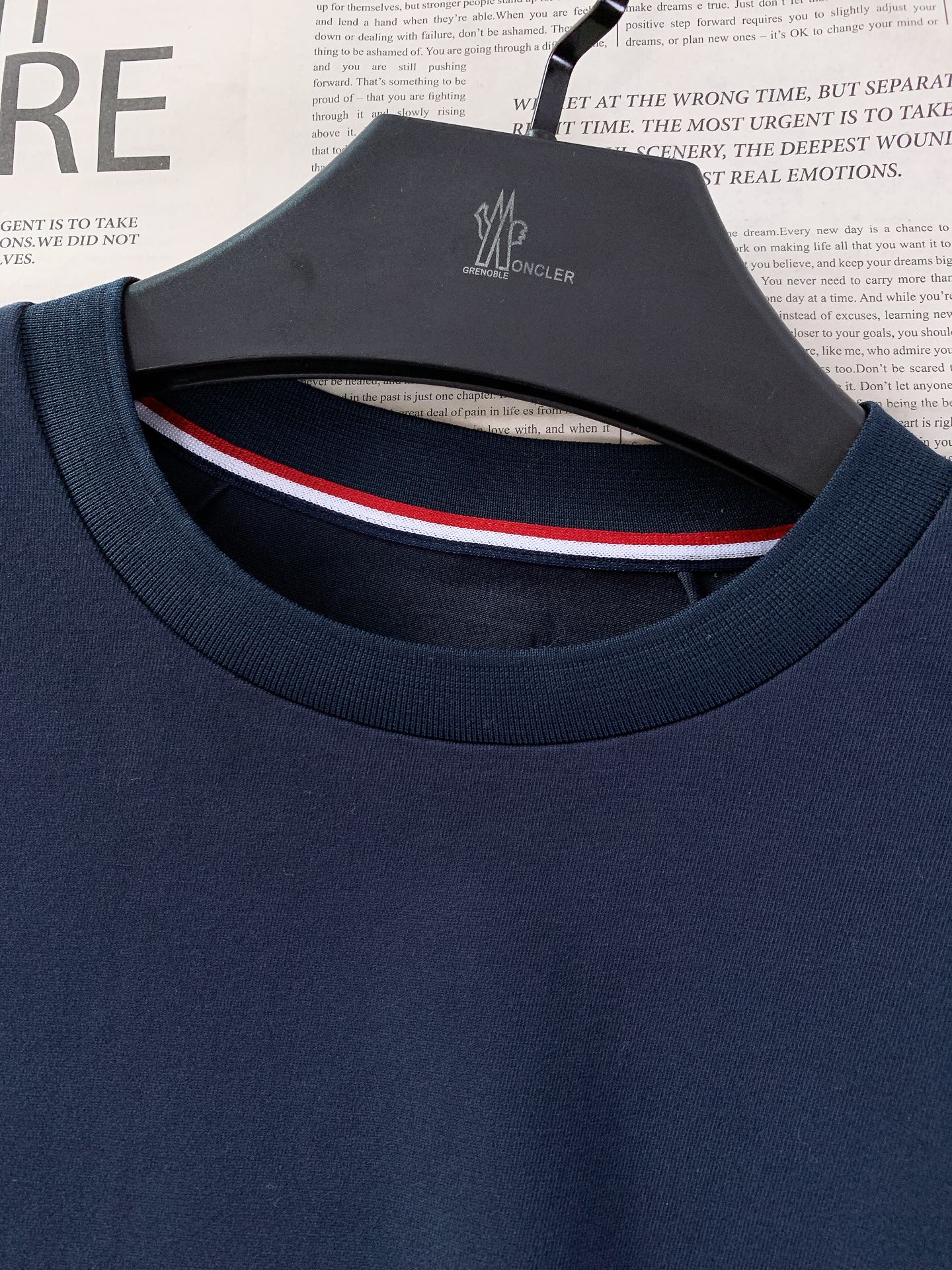 Moncler 蒙口 2026SS春夏新品经典基础款圆领T恤。高端定制高支长绒棉面料，软糯亲肤透气不闷汗
