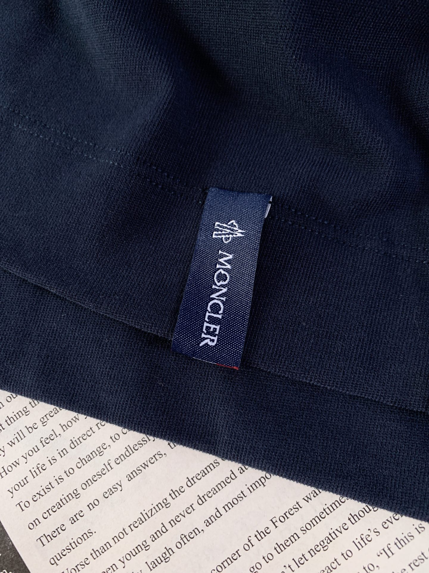 Moncler 蒙口 2026SS春夏新品经典基础款圆领T恤。高端定制高支长绒棉面料，软糯亲肤透气不闷汗