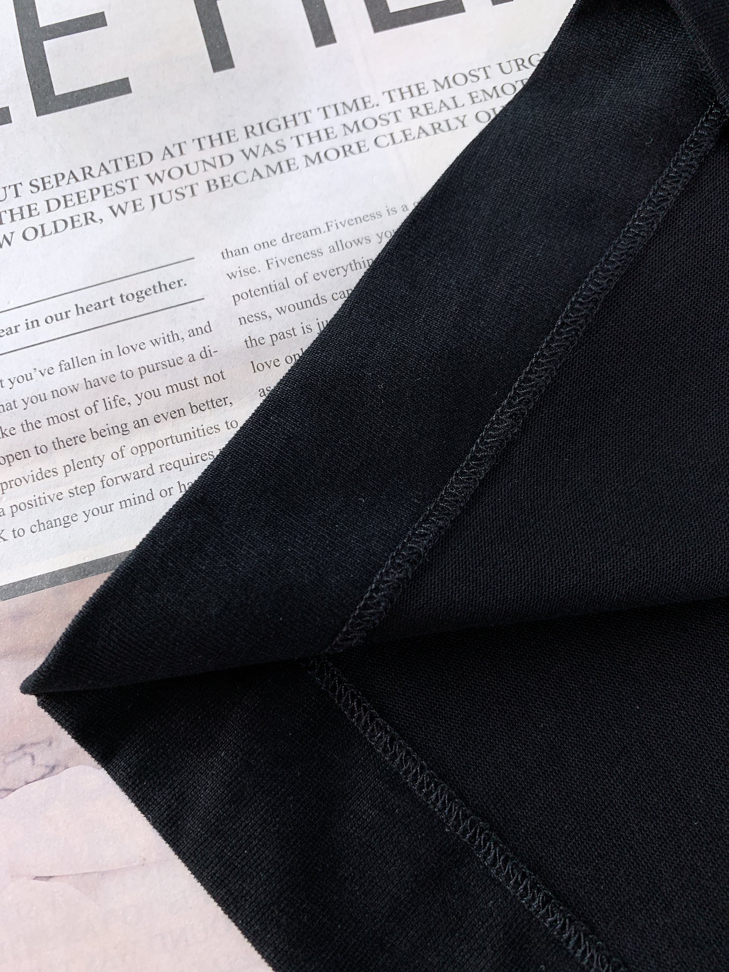 Moncler 蒙口 2026SS春夏新品经典基础款圆领T恤。高端定制高支长绒棉面料，软糯亲肤透气不闷汗
