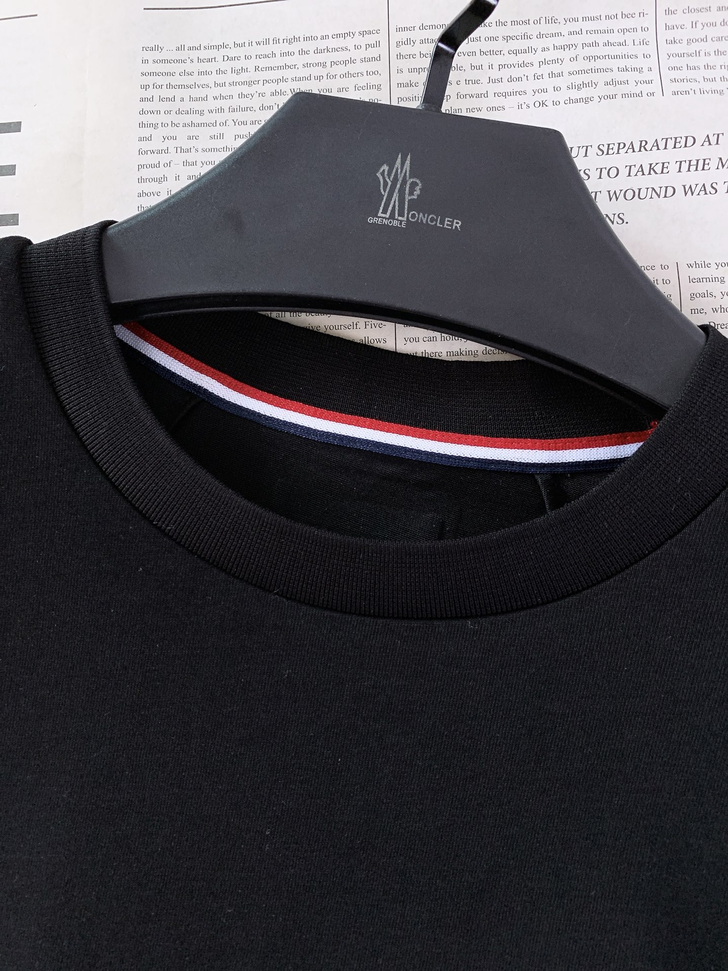 Moncler 蒙口 2026SS春夏新品经典基础款圆领T恤。高端定制高支长绒棉面料，软糯亲肤透气不闷汗