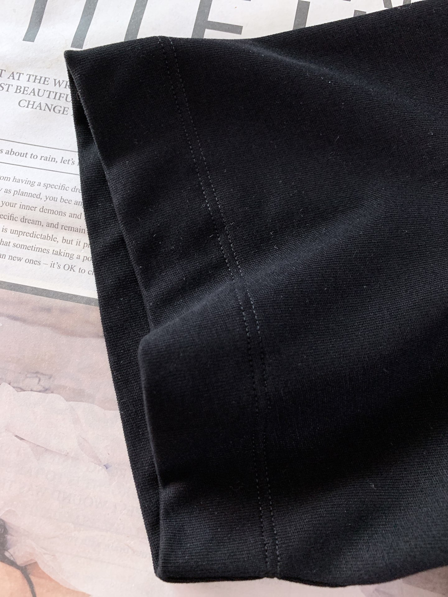 Moncler 蒙口 2026SS春夏新品经典基础款圆领T恤。高端定制高支长绒棉面料，软糯亲肤透气不闷汗