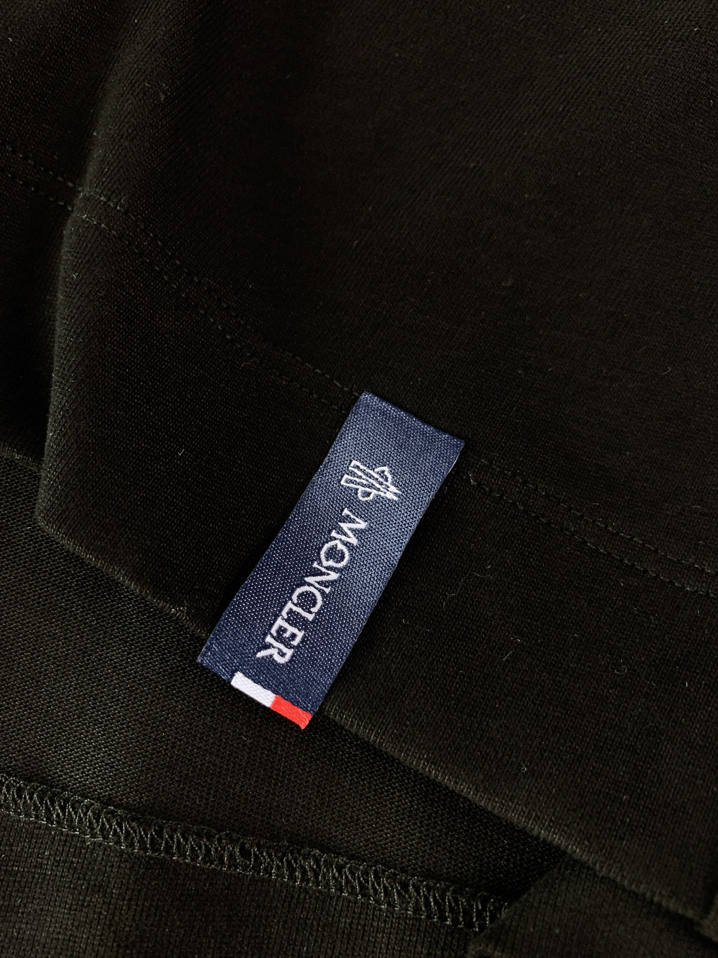 Moncler 蒙口 2026SS春夏新品经典基础款圆领T恤。高端定制高支长绒棉面料，软糯亲肤透气不闷汗