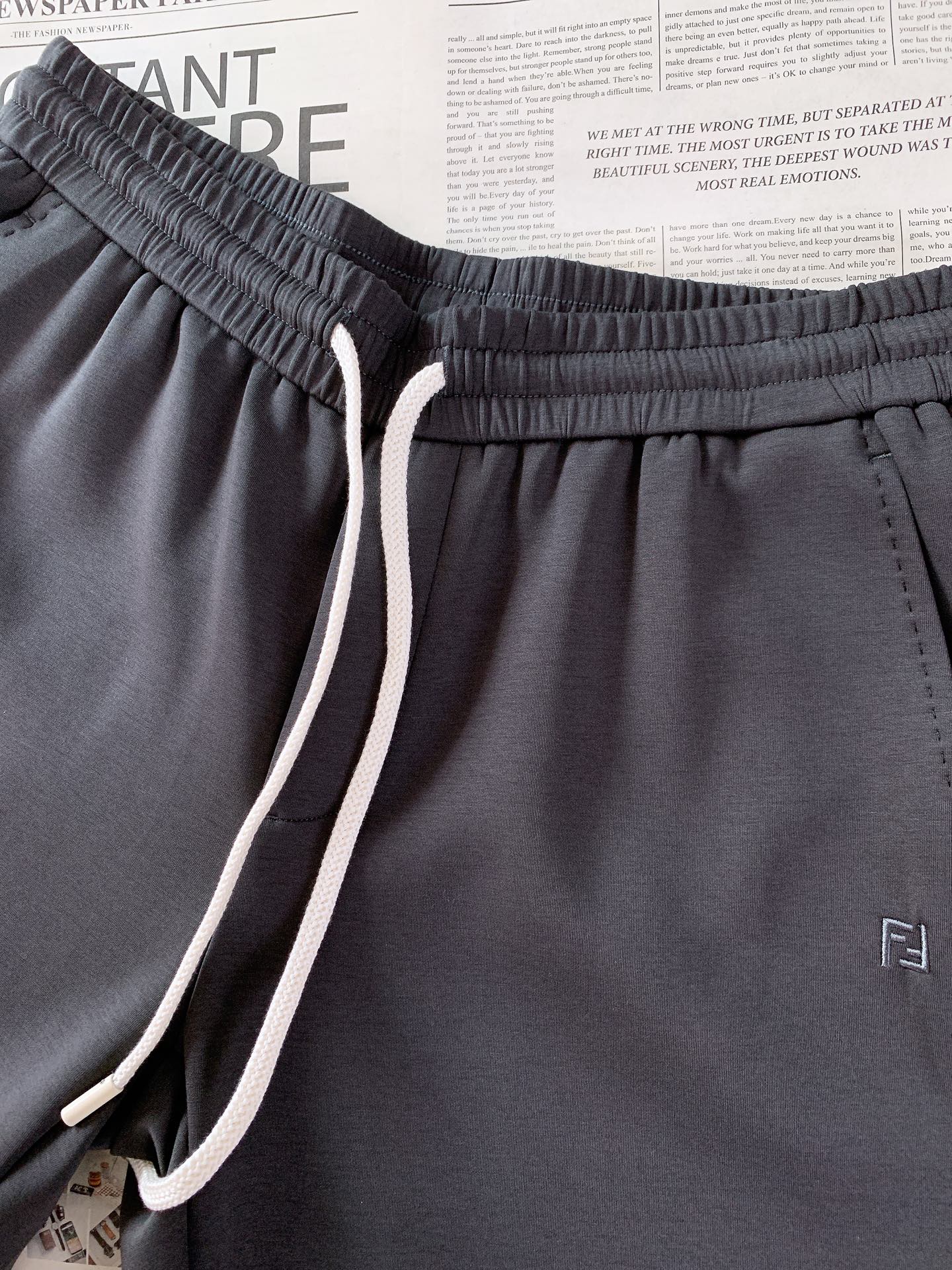 Fendi 芬迪 2026SS早春新品经典直筒抽绳休闲卫裤。高端定制高克重空气层面料，软糯亲肤透气不闷汗