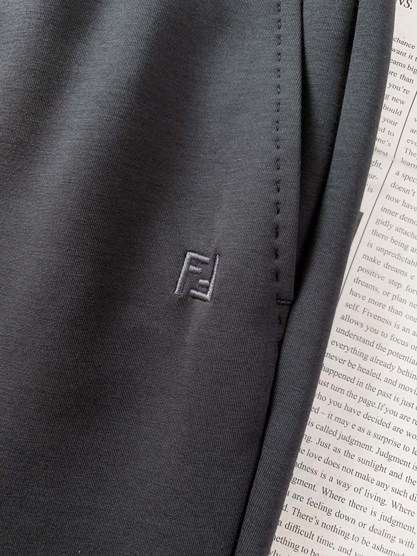 Fendi 芬迪 2026SS早春新品经典直筒抽绳休闲卫裤。高端定制高克重空气层面料，软糯亲肤透气不闷汗