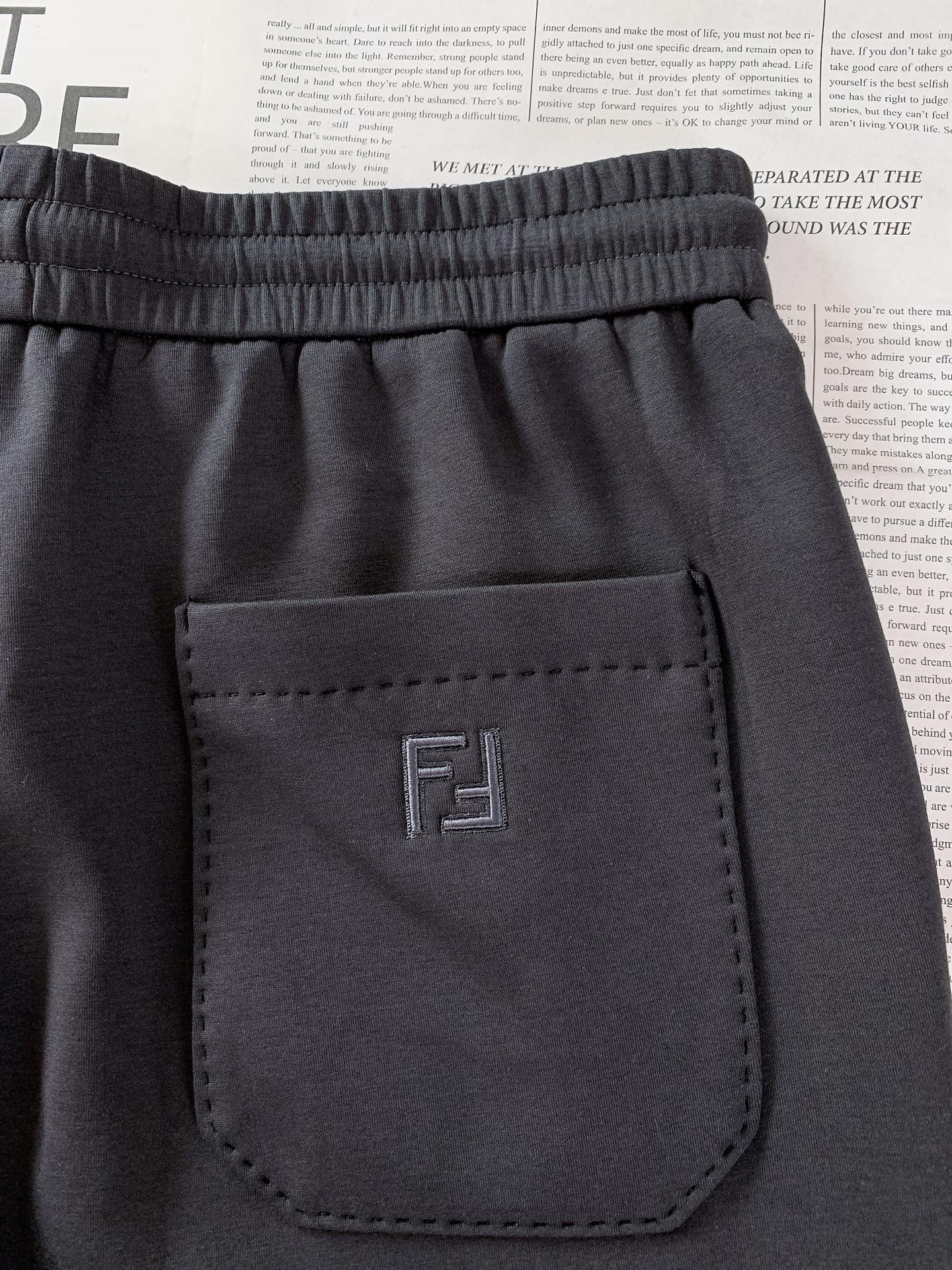 Fendi 芬迪 2026SS早春新品经典直筒抽绳休闲卫裤。高端定制高克重空气层面料，软糯亲肤透气不闷汗