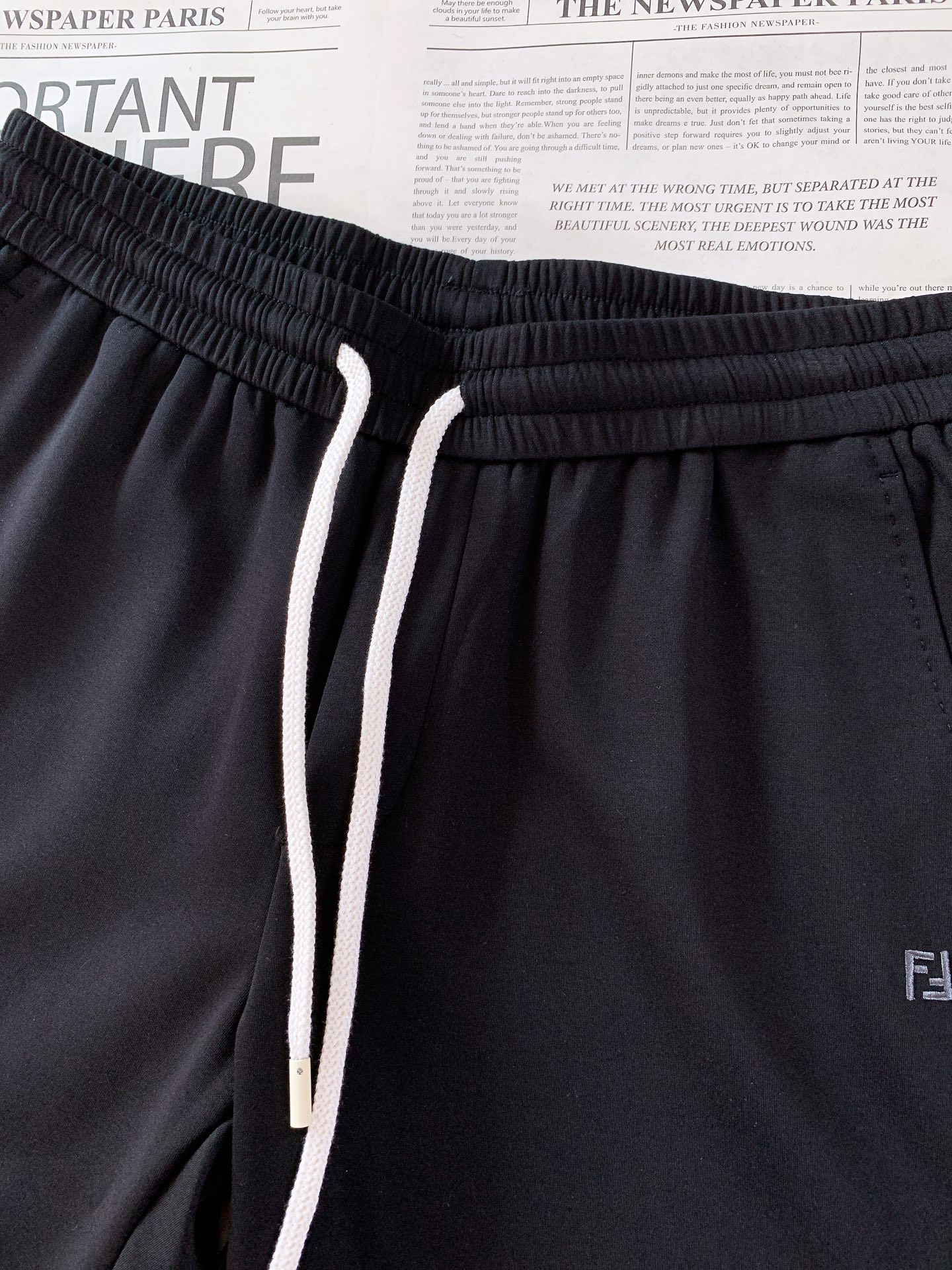 Fendi 芬迪 2026SS早春新品经典直筒抽绳休闲卫裤。高端定制高克重空气层面料，软糯亲肤透气不闷汗