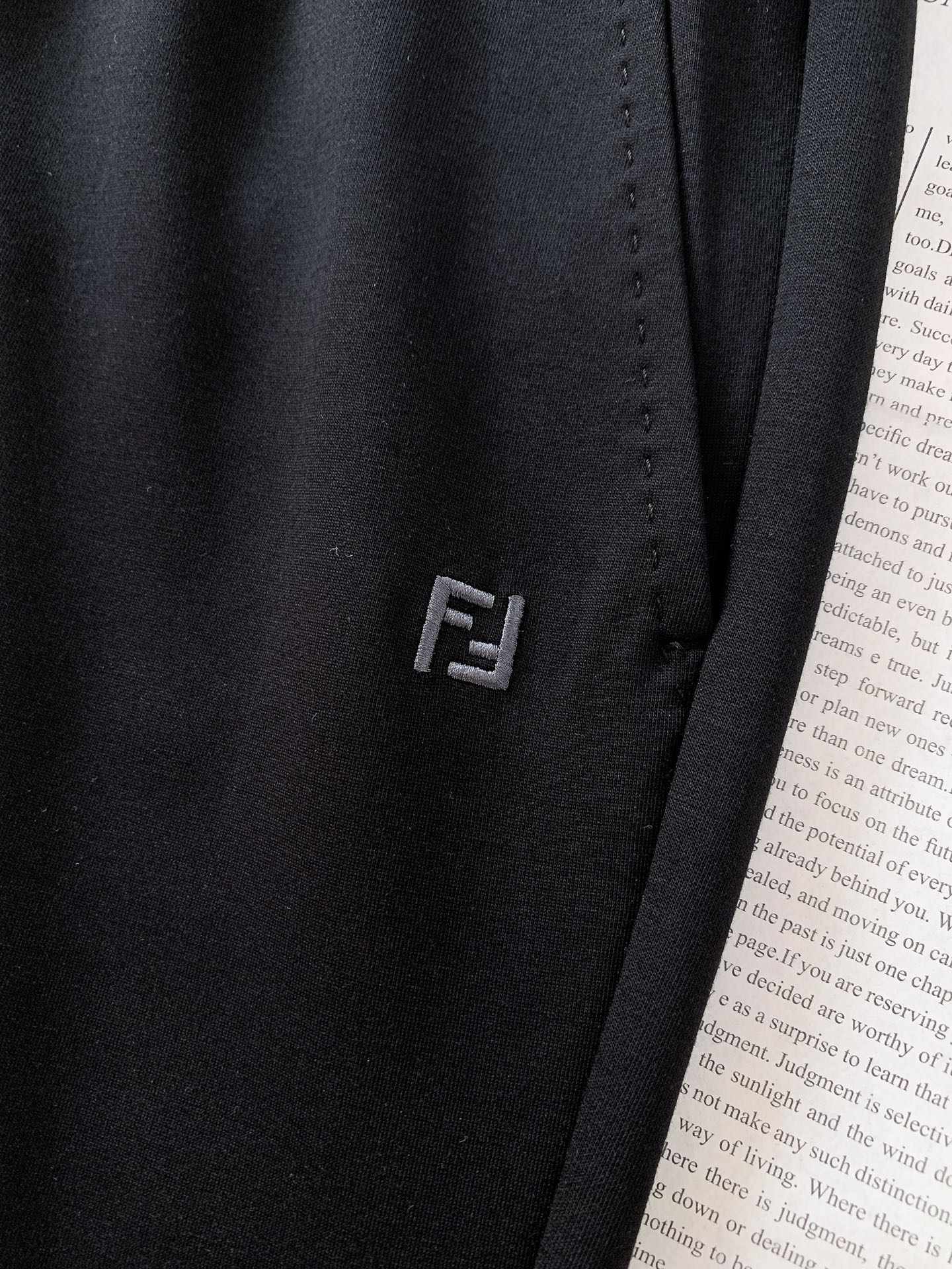 Fendi 芬迪 2026SS早春新品经典直筒抽绳休闲卫裤。高端定制高克重空气层面料，软糯亲肤透气不闷汗