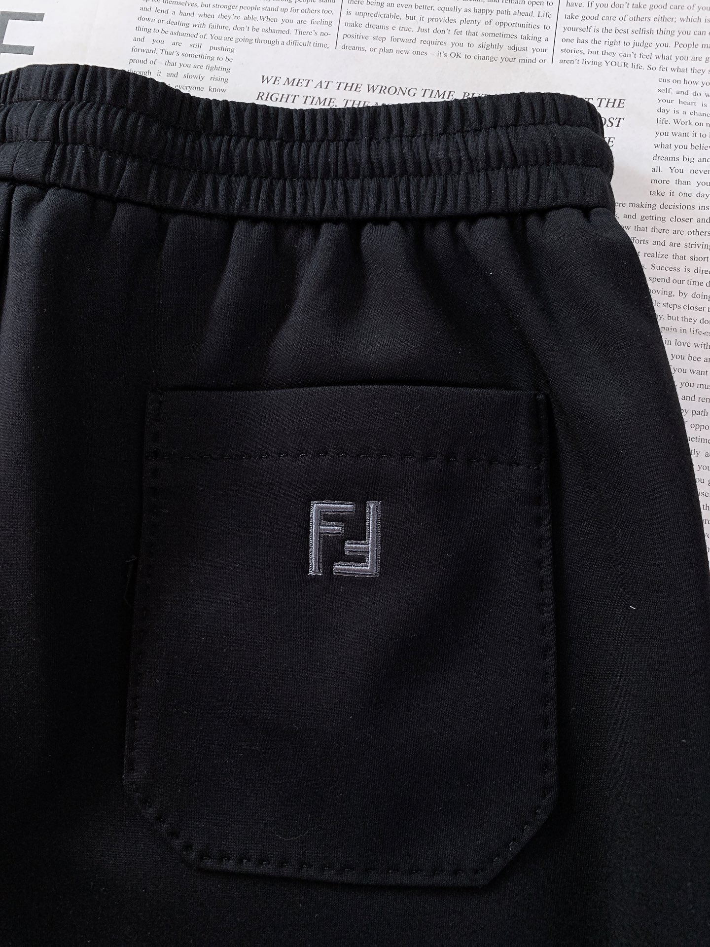 Fendi 芬迪 2026SS早春新品经典直筒抽绳休闲卫裤。高端定制高克重空气层面料，软糯亲肤透气不闷汗