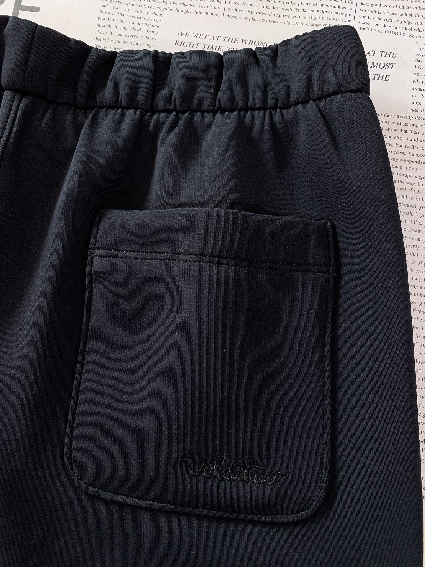 Valentino 华伦天奴 2026SS早春新品经典直筒抽绳休闲卫裤。高端定制高克重空气层面料，软糯亲