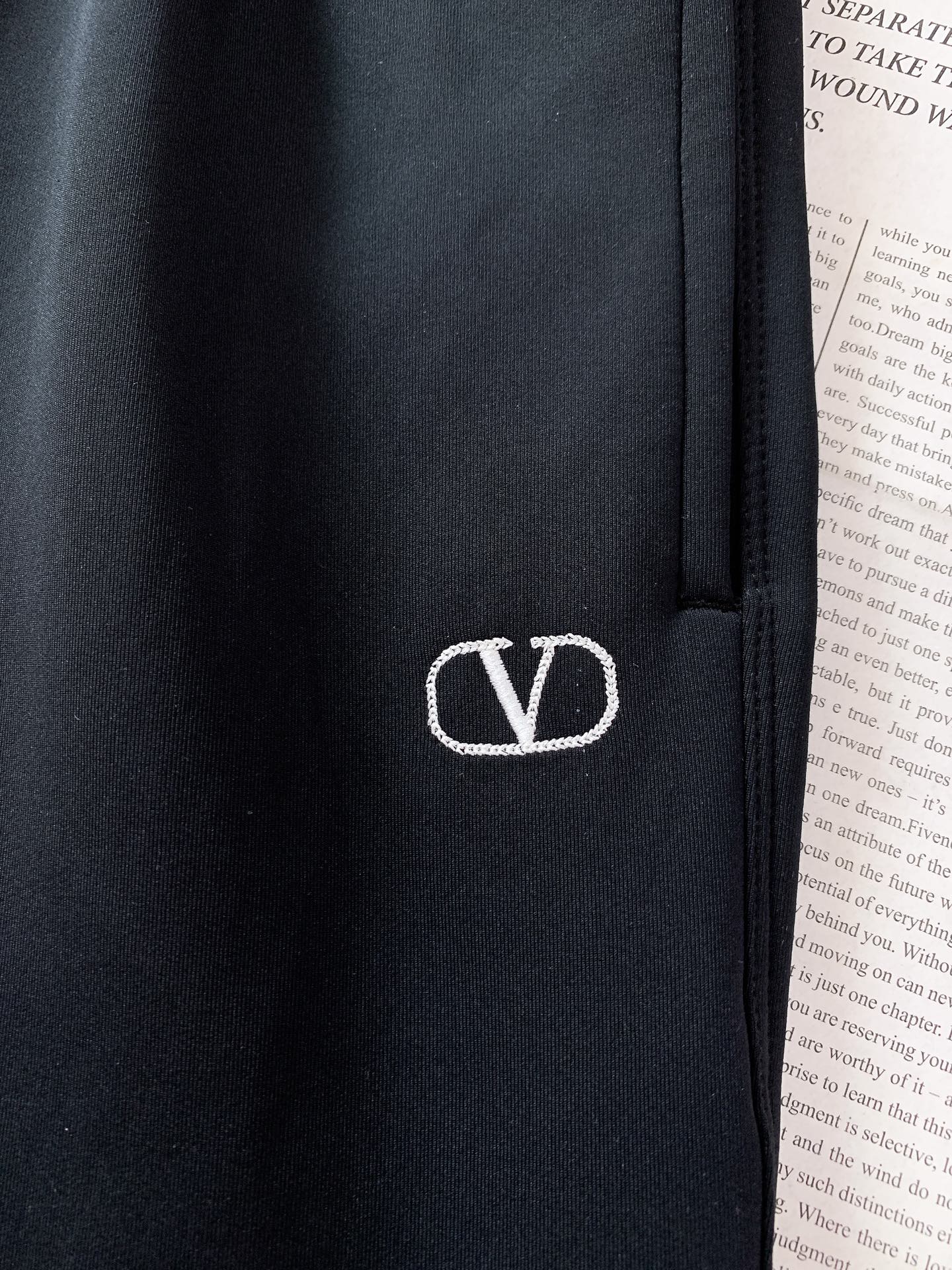 Valentino 华伦天奴 2026SS早春新品经典直筒抽绳休闲卫裤。高端定制高克重空气层面料，软糯亲