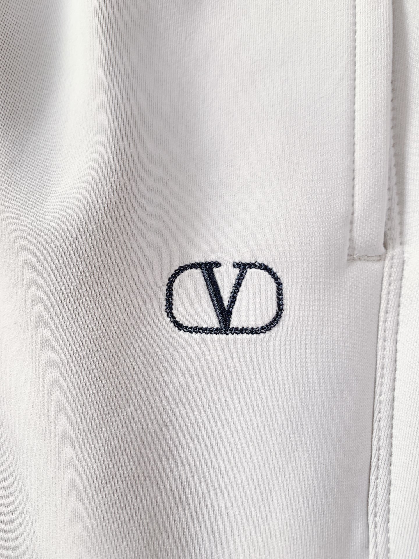 Valentino 华伦天奴 2026SS早春新品经典直筒抽绳休闲卫裤。高端定制高克重空气层面料，软糯亲