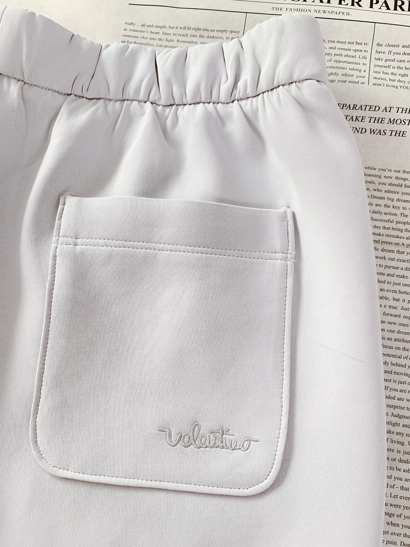 Valentino 华伦天奴 2026SS早春新品经典直筒抽绳休闲卫裤。高端定制高克重空气层面料，软糯亲