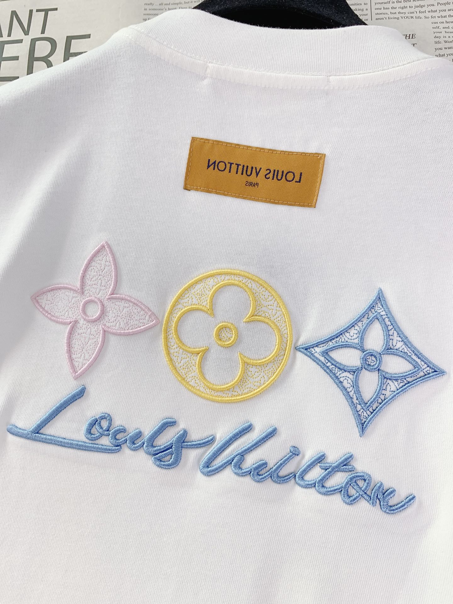 LouisVuitton 路易威登 2026SS春夏新品彩色老花刺绣短袖T恤。高克重重磅纯棉，软糯亲肤，