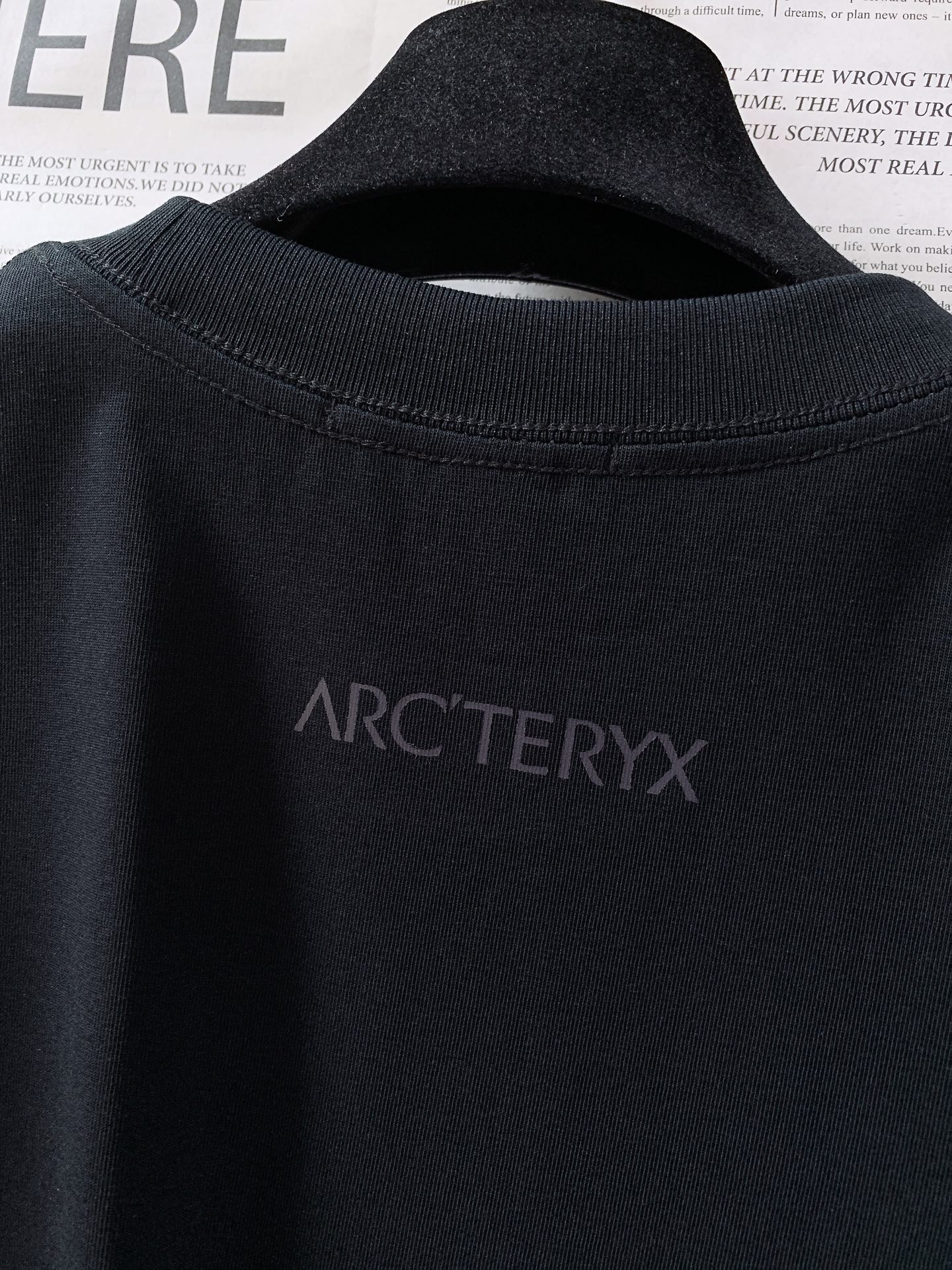 ARCTERYX 始祖鸟 2026SS春夏新品幻彩印花圆领T恤 夏季刚需款🔥高支重磅纯棉面料，软糯亲肤，