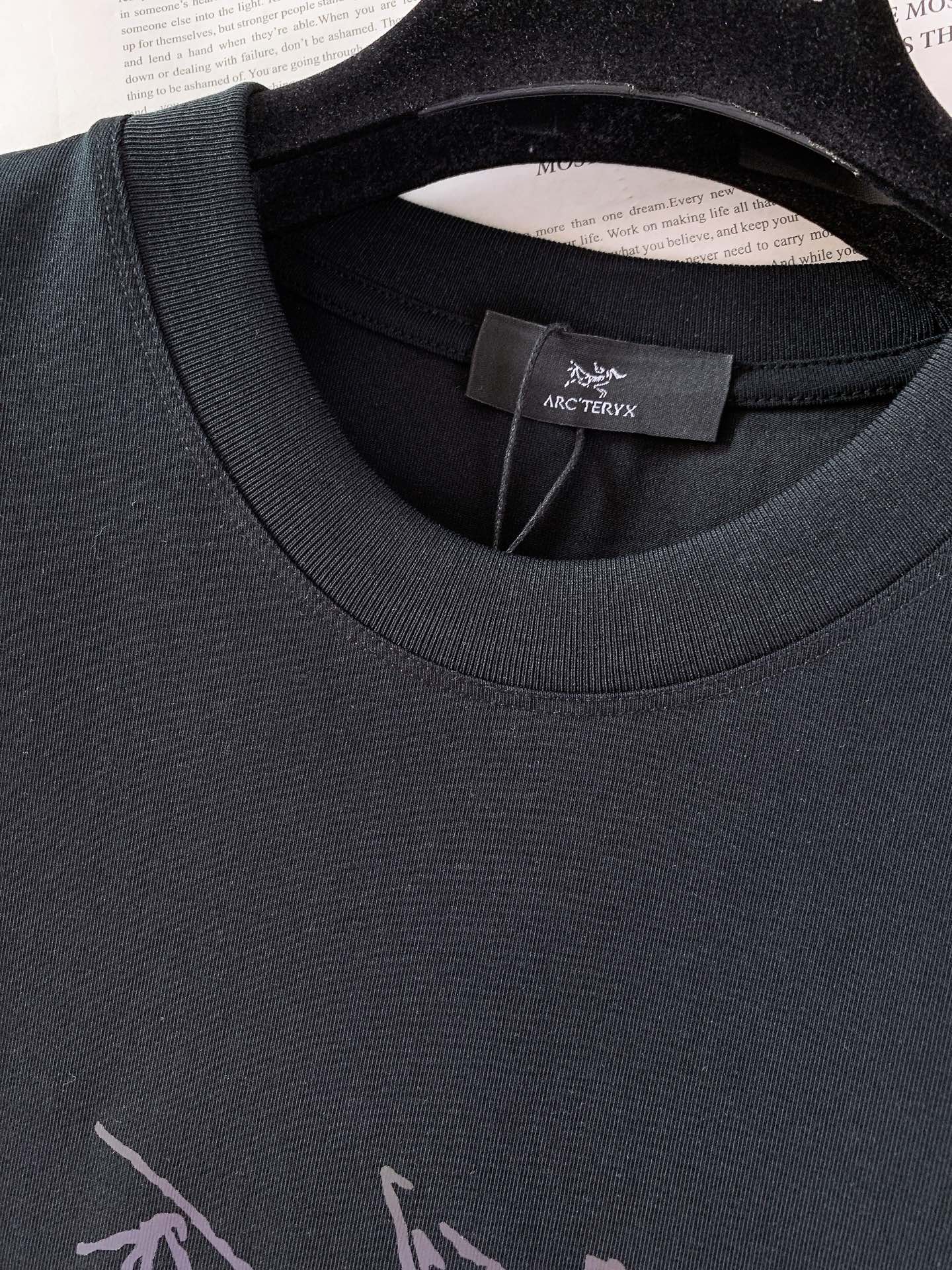 ARCTERYX 始祖鸟 2026SS春夏新品幻彩印花圆领T恤 夏季刚需款🔥高支重磅纯棉面料，软糯亲肤，