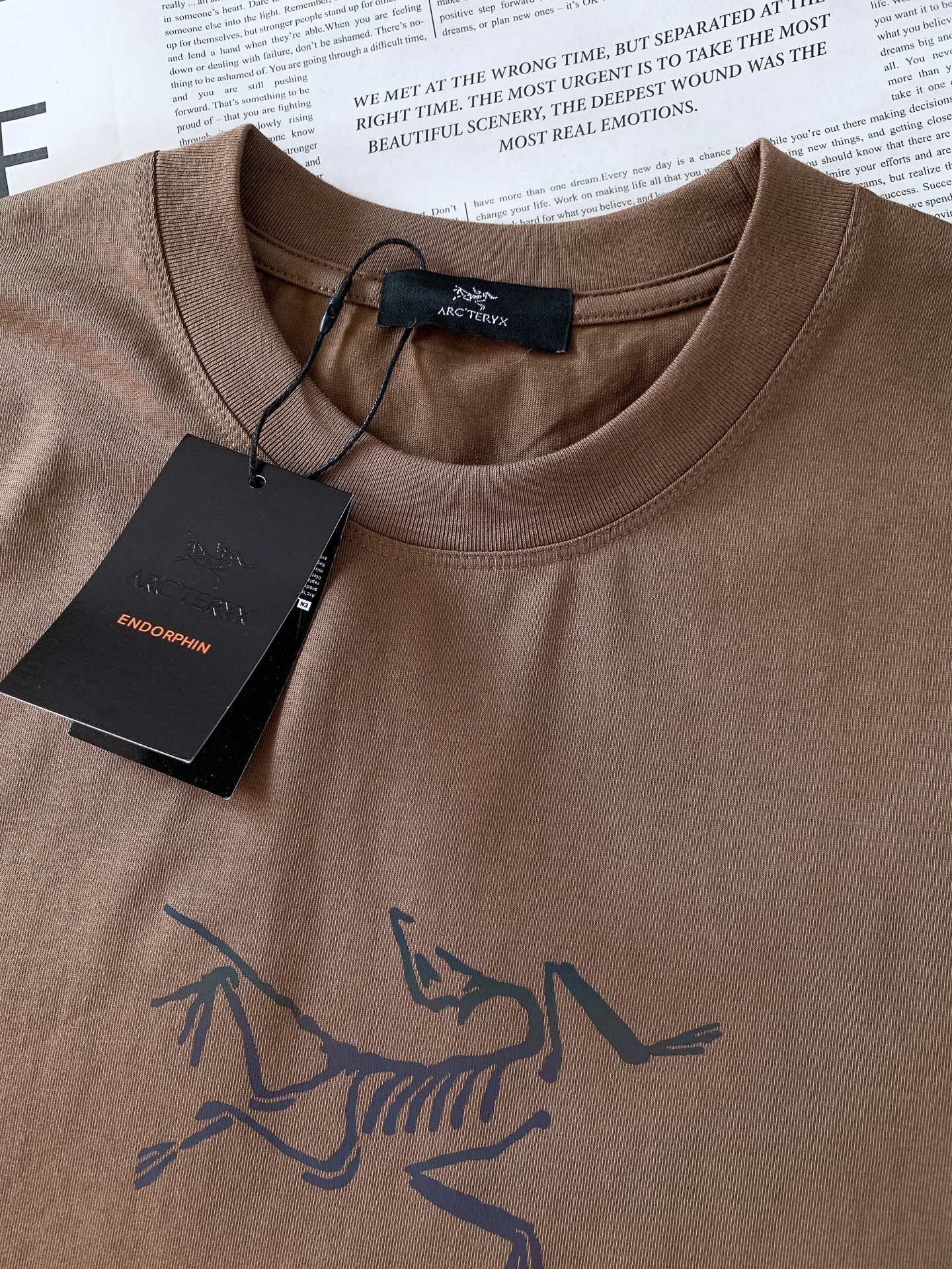 ARCTERYX 始祖鸟 2026SS春夏新品幻彩印花圆领T恤 夏季刚需款🔥高支重磅纯棉面料，软糯亲肤，