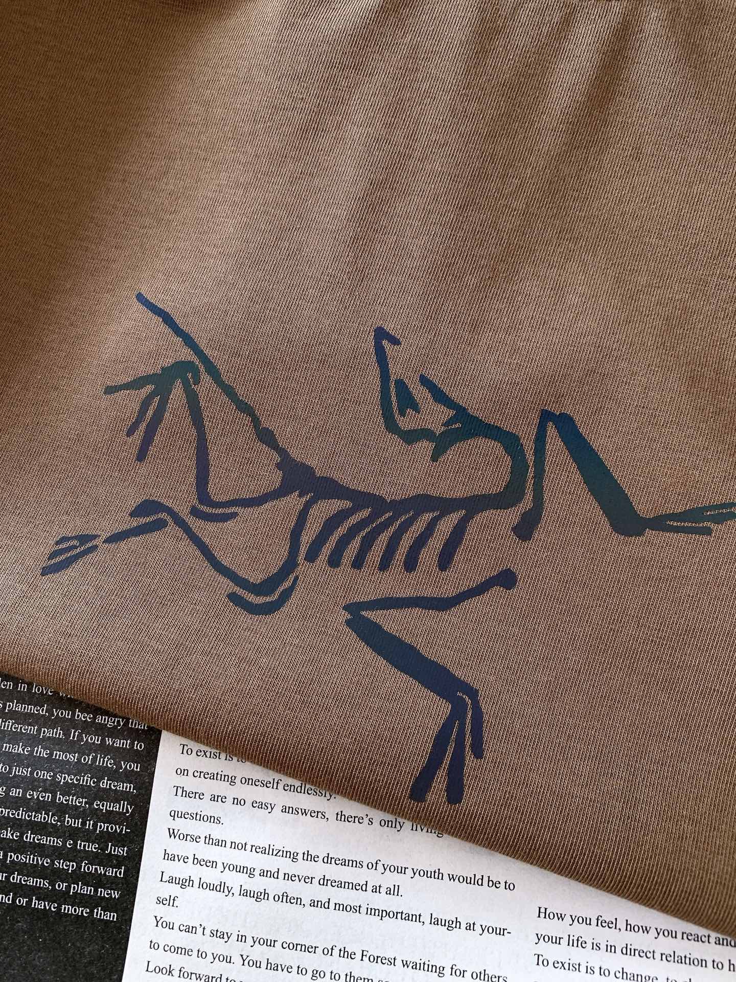 ARCTERYX 始祖鸟 2026SS春夏新品幻彩印花圆领T恤 夏季刚需款🔥高支重磅纯棉面料，软糯亲肤，