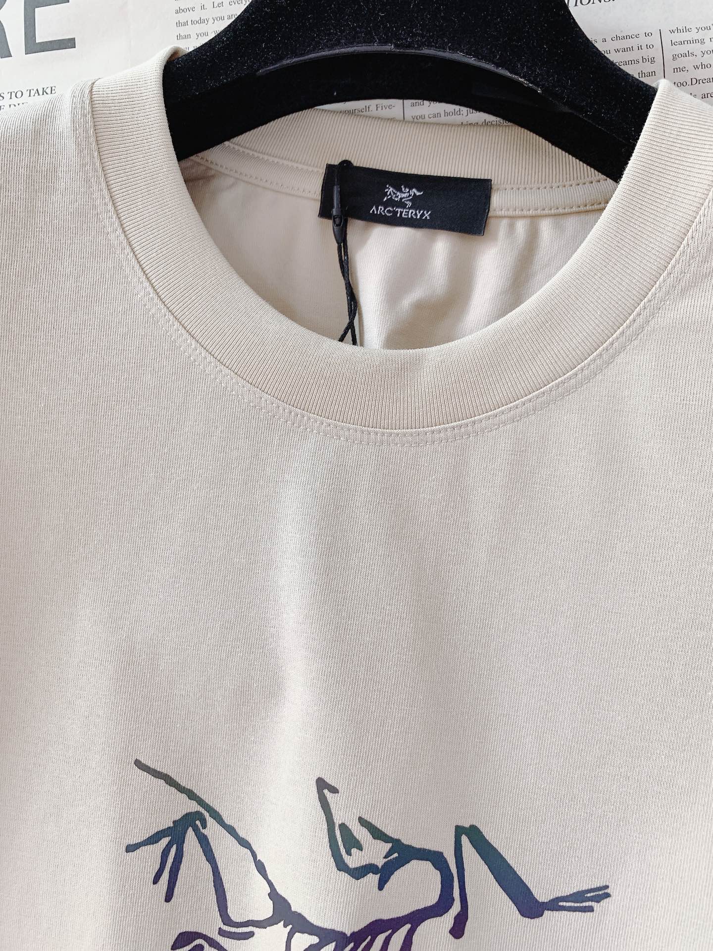 ARCTERYX 始祖鸟 2026SS春夏新品幻彩印花圆领T恤 夏季刚需款🔥高支重磅纯棉面料，软糯亲肤，