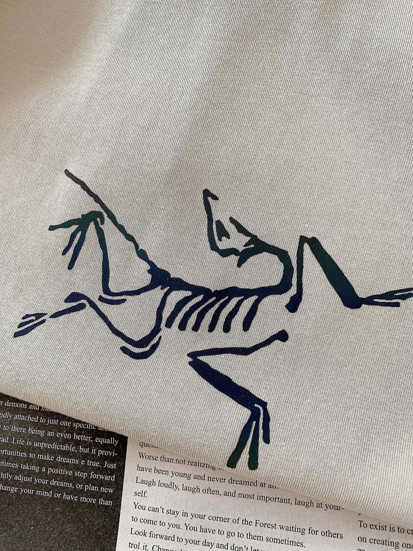 ARCTERYX 始祖鸟 2026SS春夏新品幻彩印花圆领T恤 夏季刚需款🔥高支重磅纯棉面料，软糯亲肤，