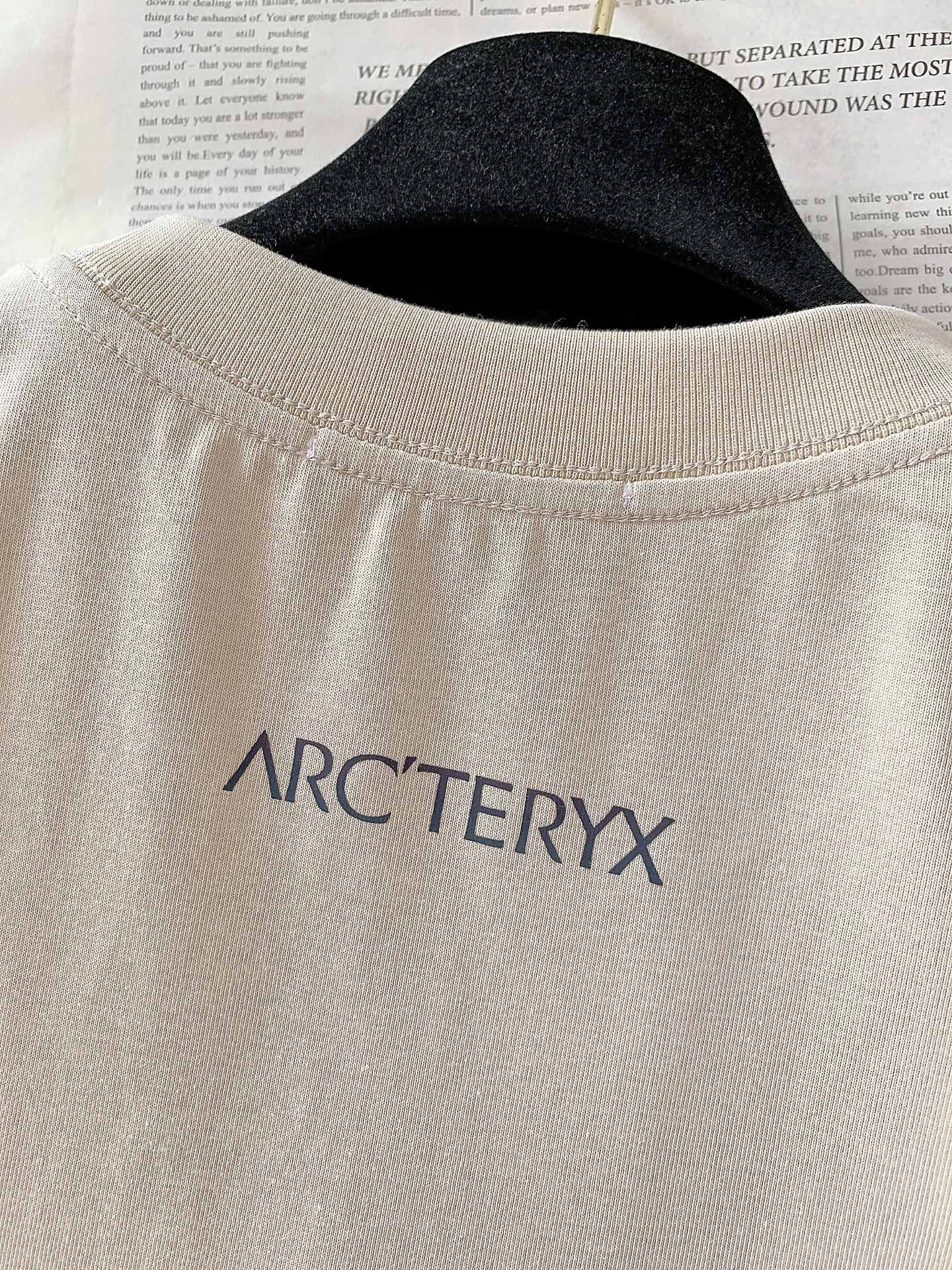 ARCTERYX 始祖鸟 2026SS春夏新品幻彩印花圆领T恤 夏季刚需款🔥高支重磅纯棉面料，软糯亲肤，