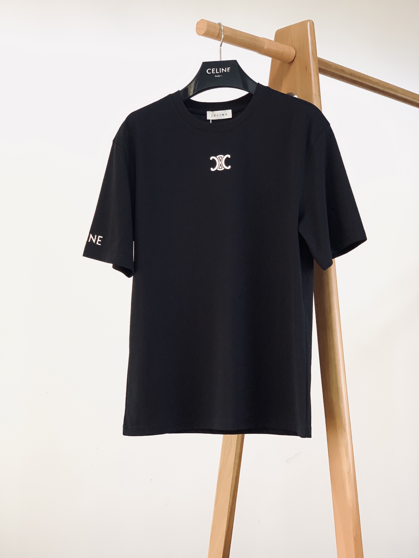 Celine 赛琳 2026SS春夏新品法式经典短袖👕永不过时的极简大牌基础款，拿捏法式松弛美学。精选精