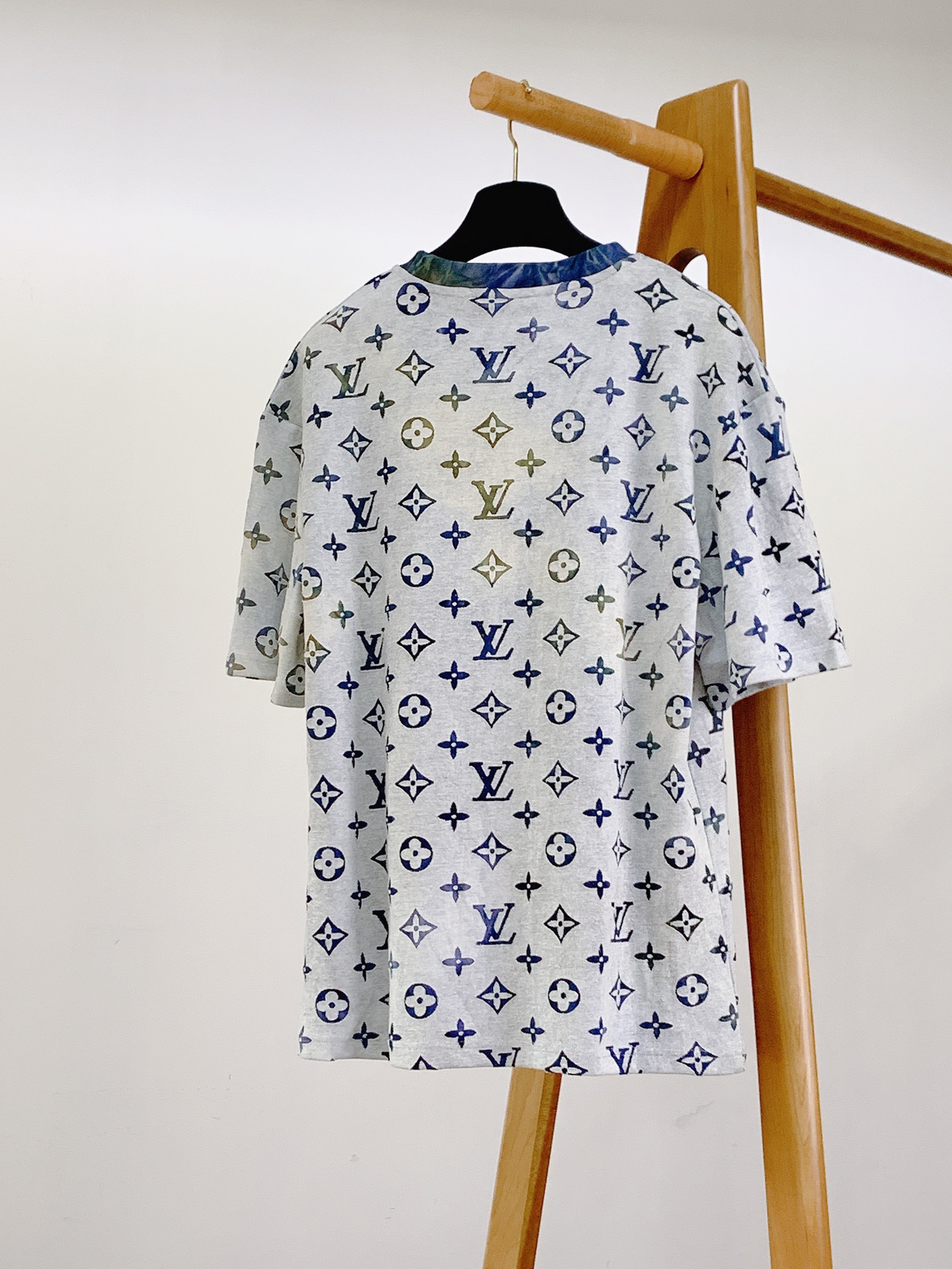 LouisVuitton 路易威登 2026SS春夏新品 满印烧花短袖。独家高温烧花工艺打造镂空老花肌理