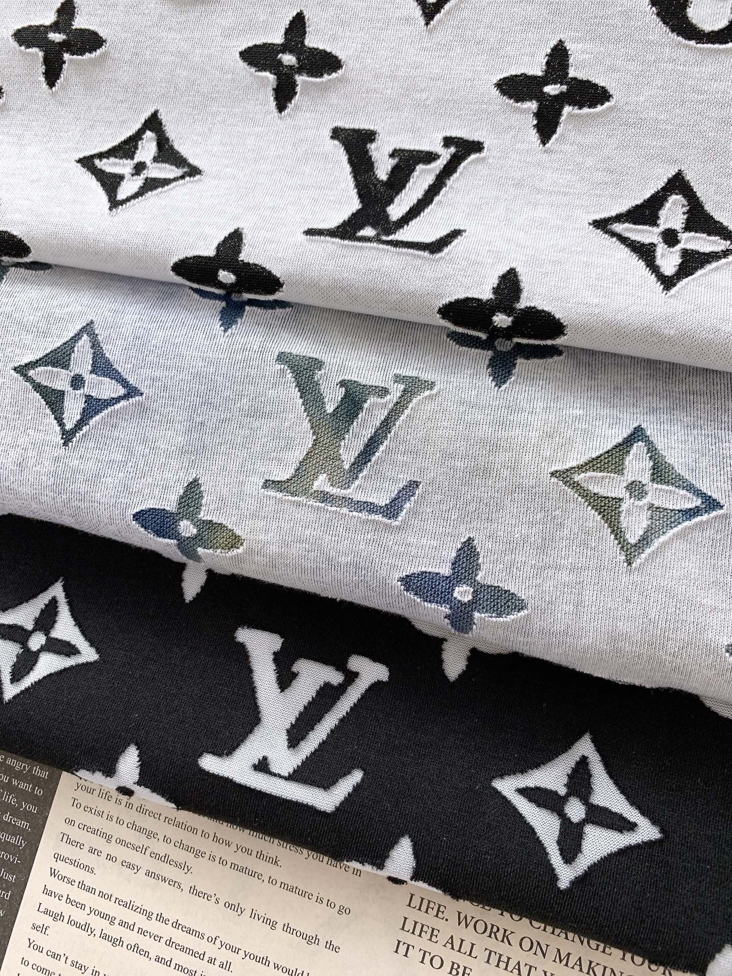 LouisVuitton 路易威登 2026SS春夏新品 满印烧花短袖。独家高温烧花工艺打造镂空老花肌理