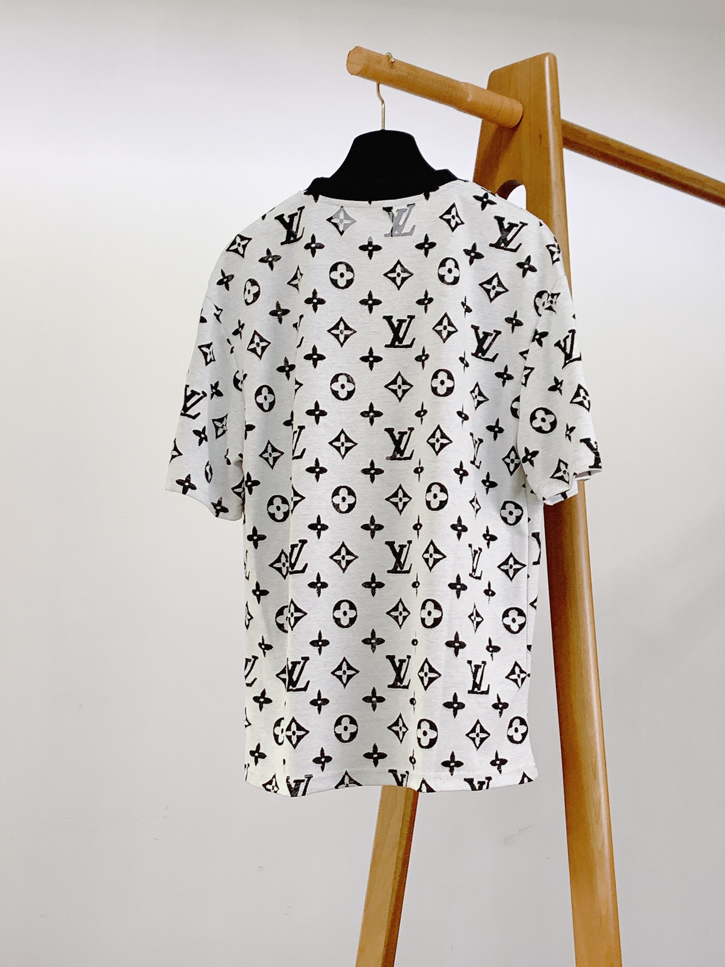 LouisVuitton 路易威登 2026SS春夏新品 满印烧花短袖。独家高温烧花工艺打造镂空老花肌理