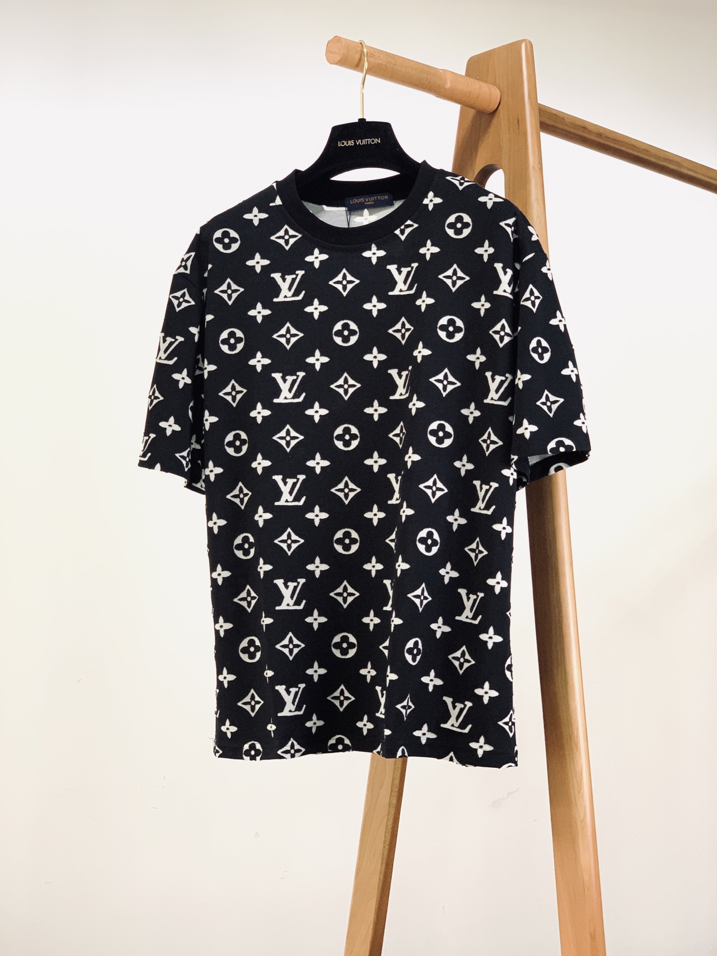 LouisVuitton 路易威登 2026SS春夏新品 满印烧花短袖。独家高温烧花工艺打造镂空老花肌理