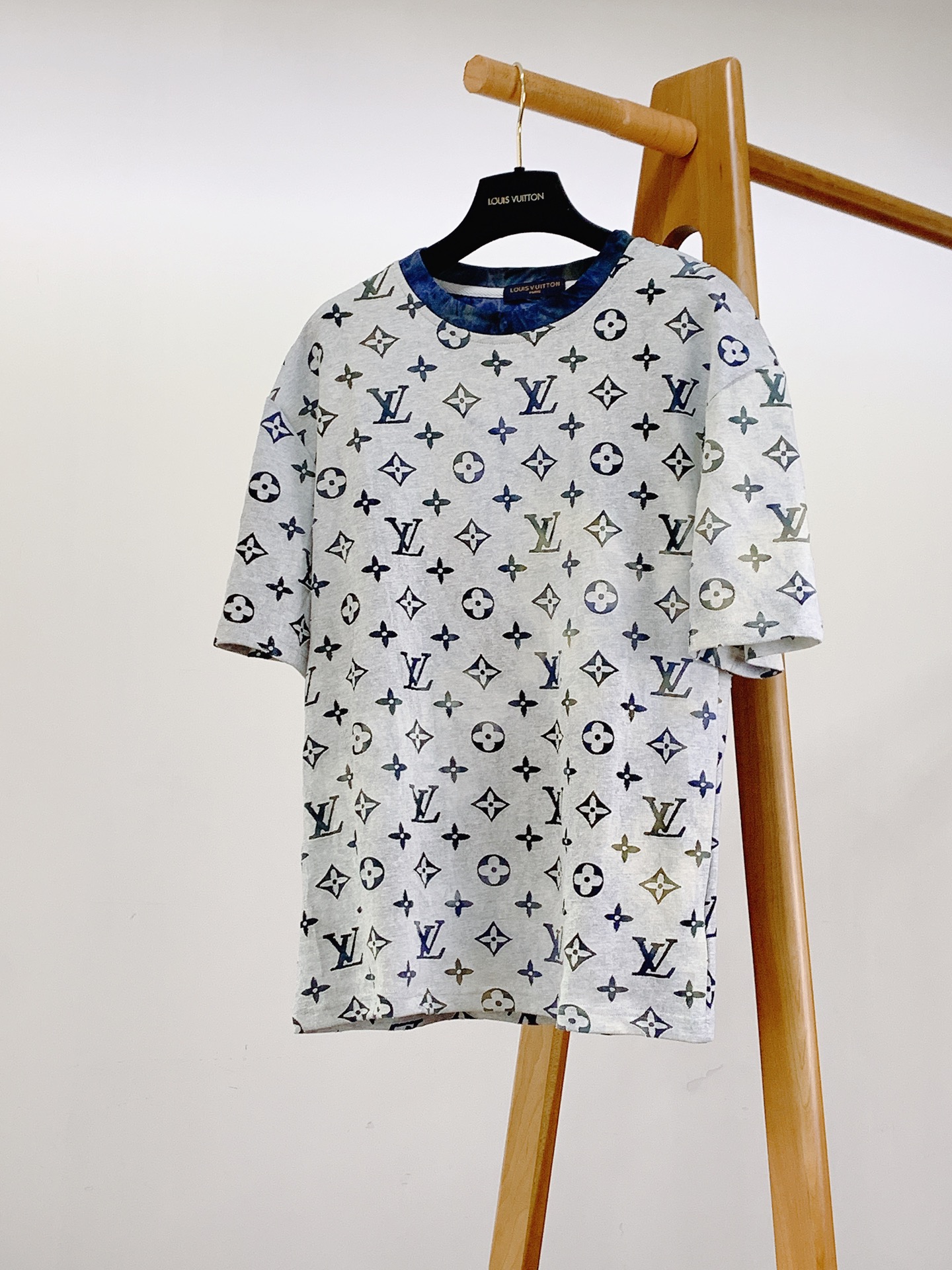 LouisVuitton 路易威登 2026SS春夏新品 满印烧花短袖。独家高温烧花工艺打造镂空老花肌理