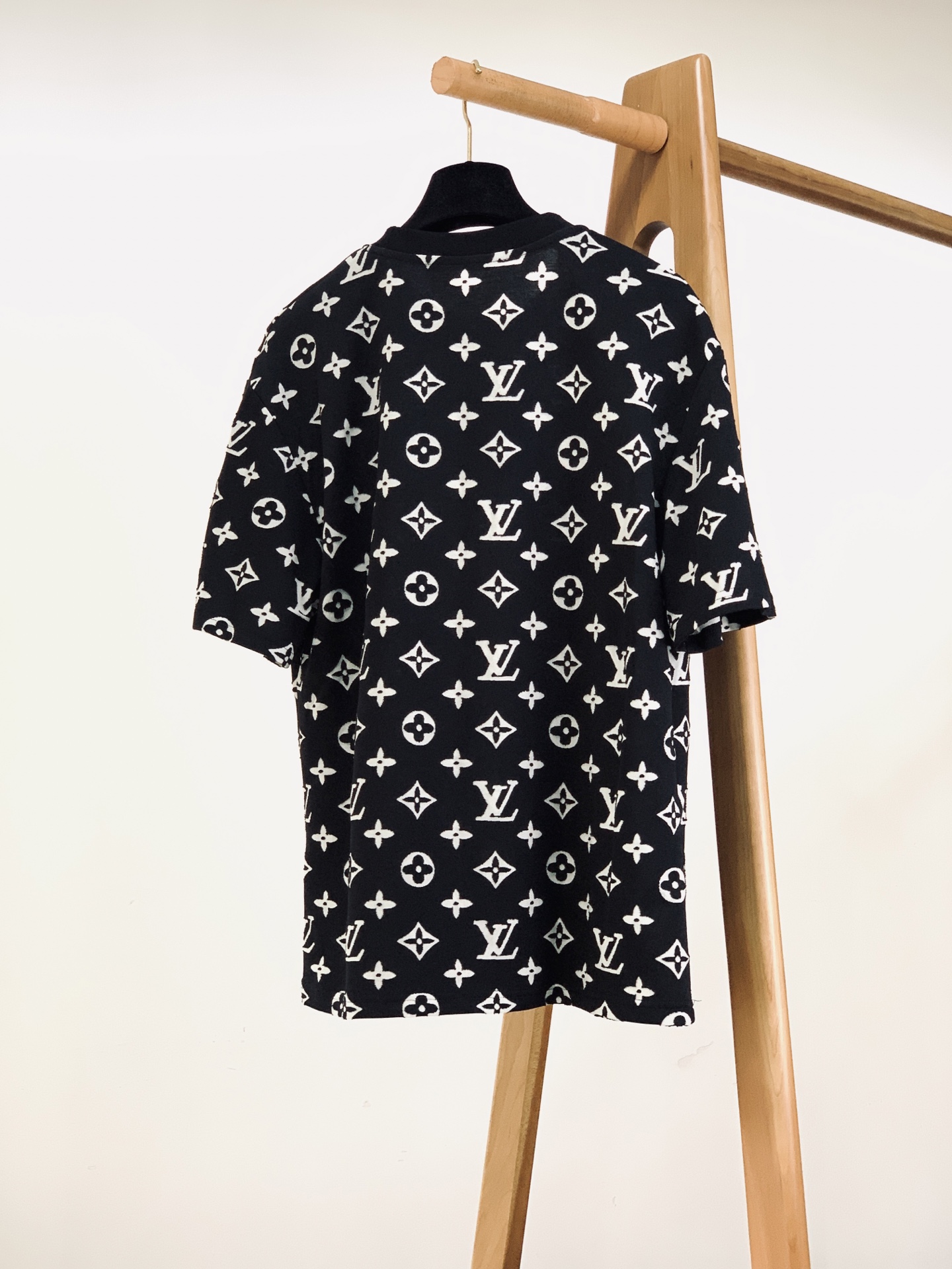 LouisVuitton 路易威登 2026SS春夏新品 满印烧花短袖。独家高温烧花工艺打造镂空老花肌理