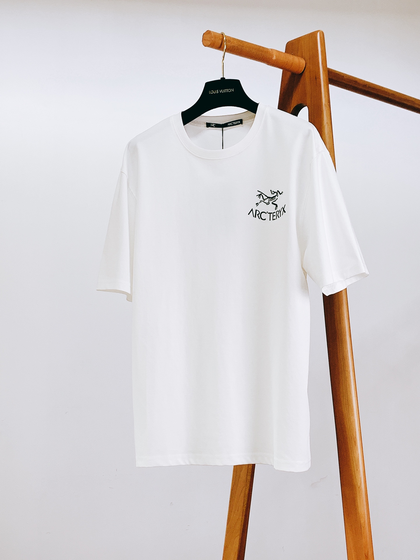 ARCTERYX 始祖鸟 2026SS春夏新品骨架印花短袖。山系玩家必入爆款，机能风与日常感完美兼顾。精