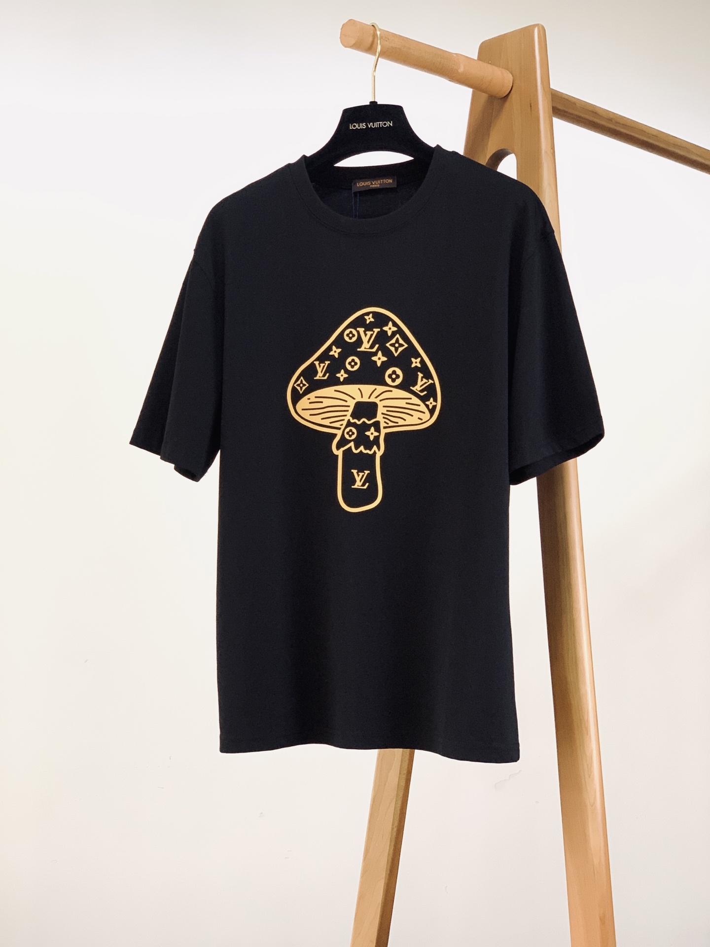 LouisVuitton 路易威登 2026SS春夏新品 创意蘑菇老花短袖奢牌经典力作，趣味与高级感兼具