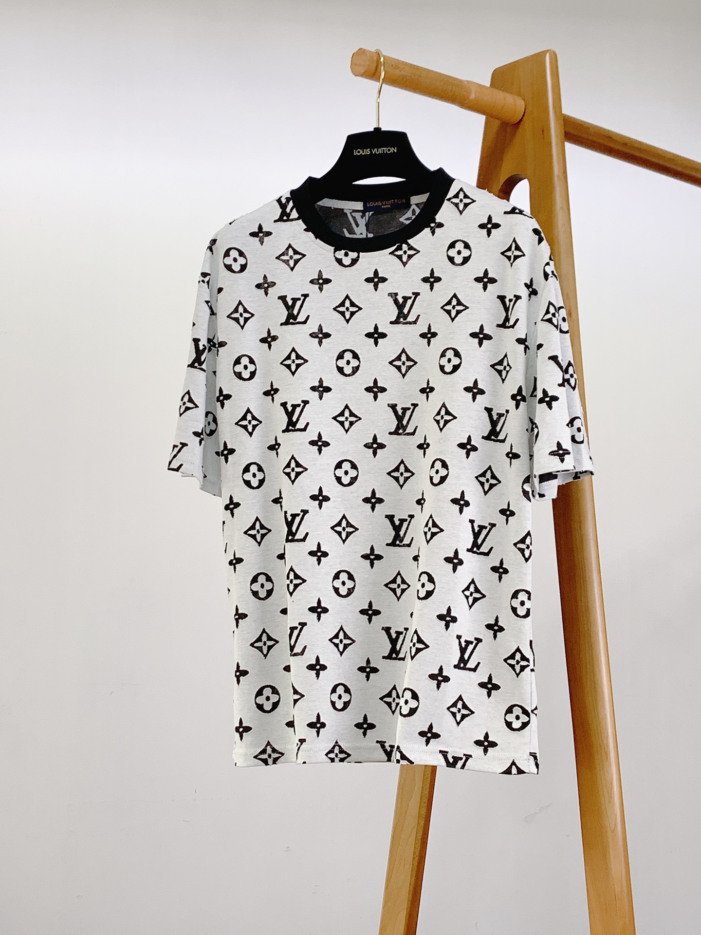 LouisVuitton 路易威登 2026SS春夏新品 满印烧花短袖。独家高温烧花工艺打造镂空老花肌理