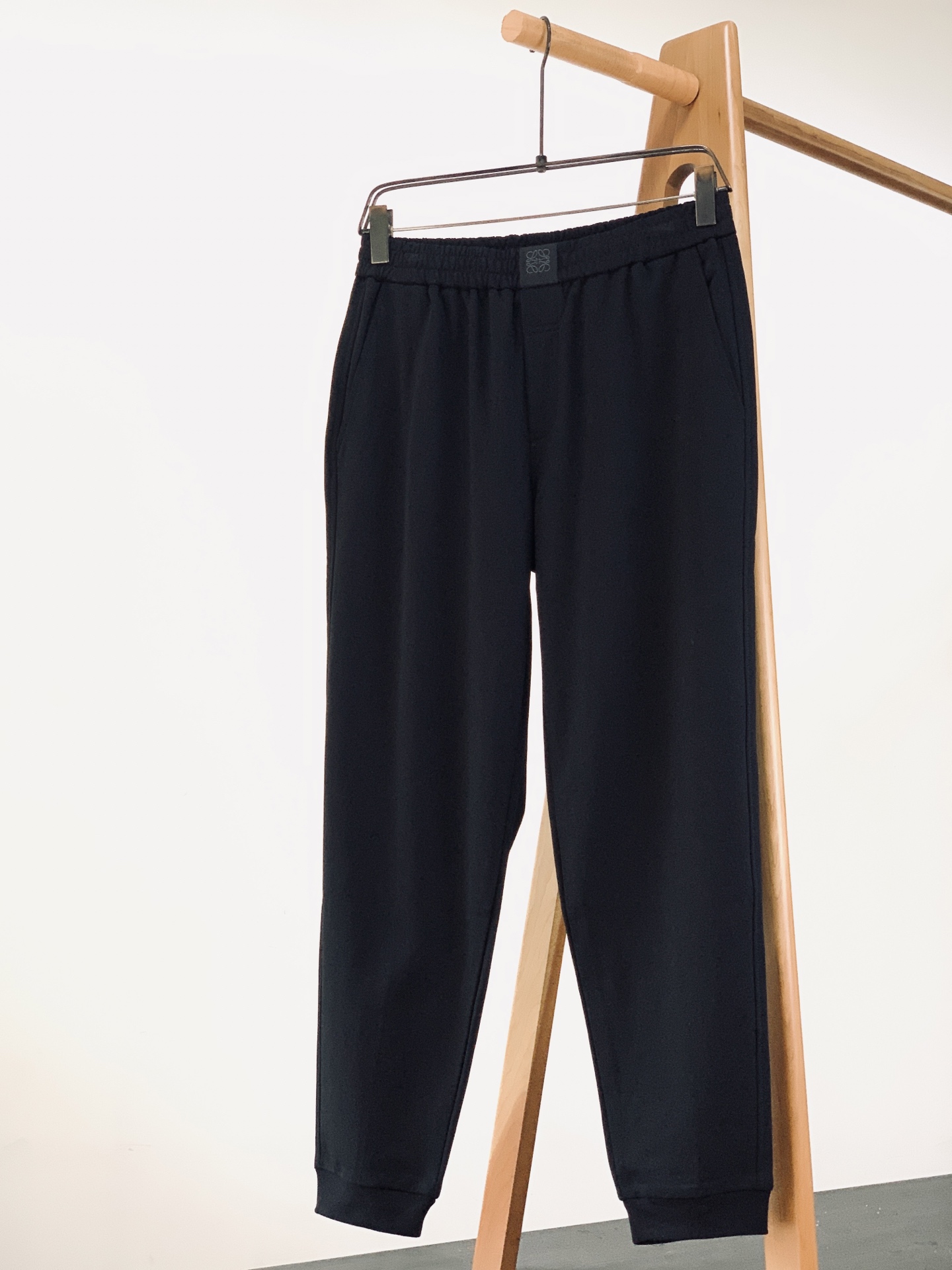 Loewe 罗意威 2026SS早春新品经典刺绣休闲卫裤。高克重软糯针织棉，透气舒适，版型挺括不塌。腰部