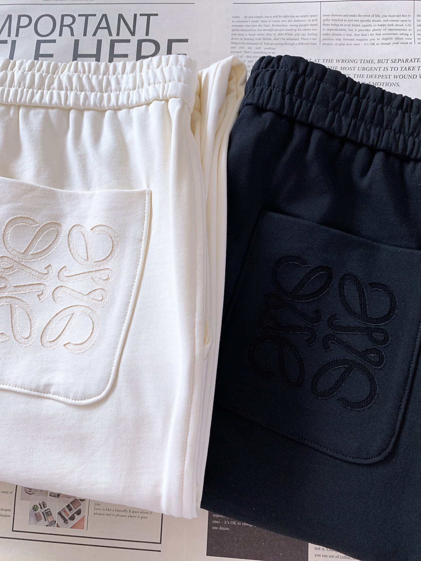 Loewe 罗意威 2026SS早春新品经典刺绣休闲卫裤。高克重软糯针织棉，透气舒适，版型挺括不塌。腰部