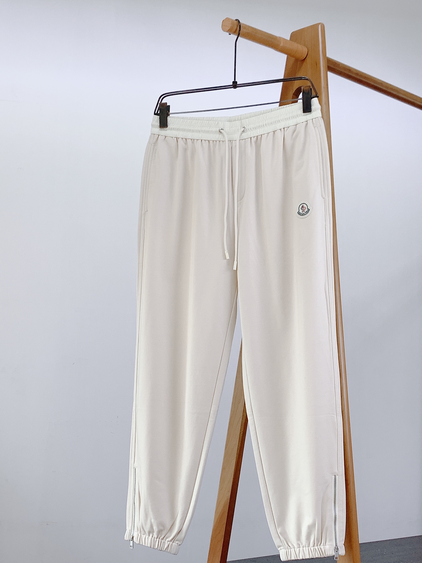 Moncler 蒙口 2026SS早春新品轻奢高定休闲束脚卫裤融合户外机能与都市轻奢质感。甄选定制软糯针