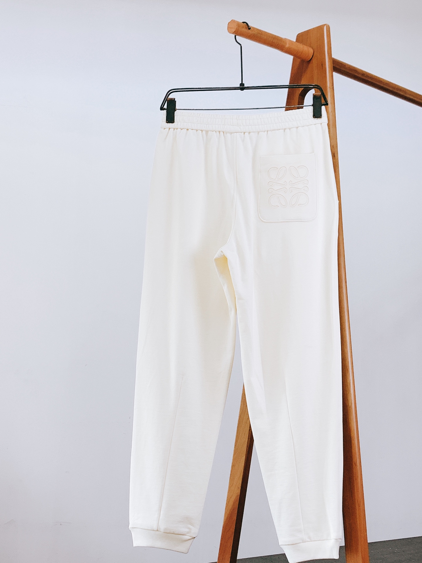 Loewe 罗意威 2026SS早春新品经典刺绣休闲卫裤。高克重软糯针织棉，透气舒适，版型挺括不塌。腰部