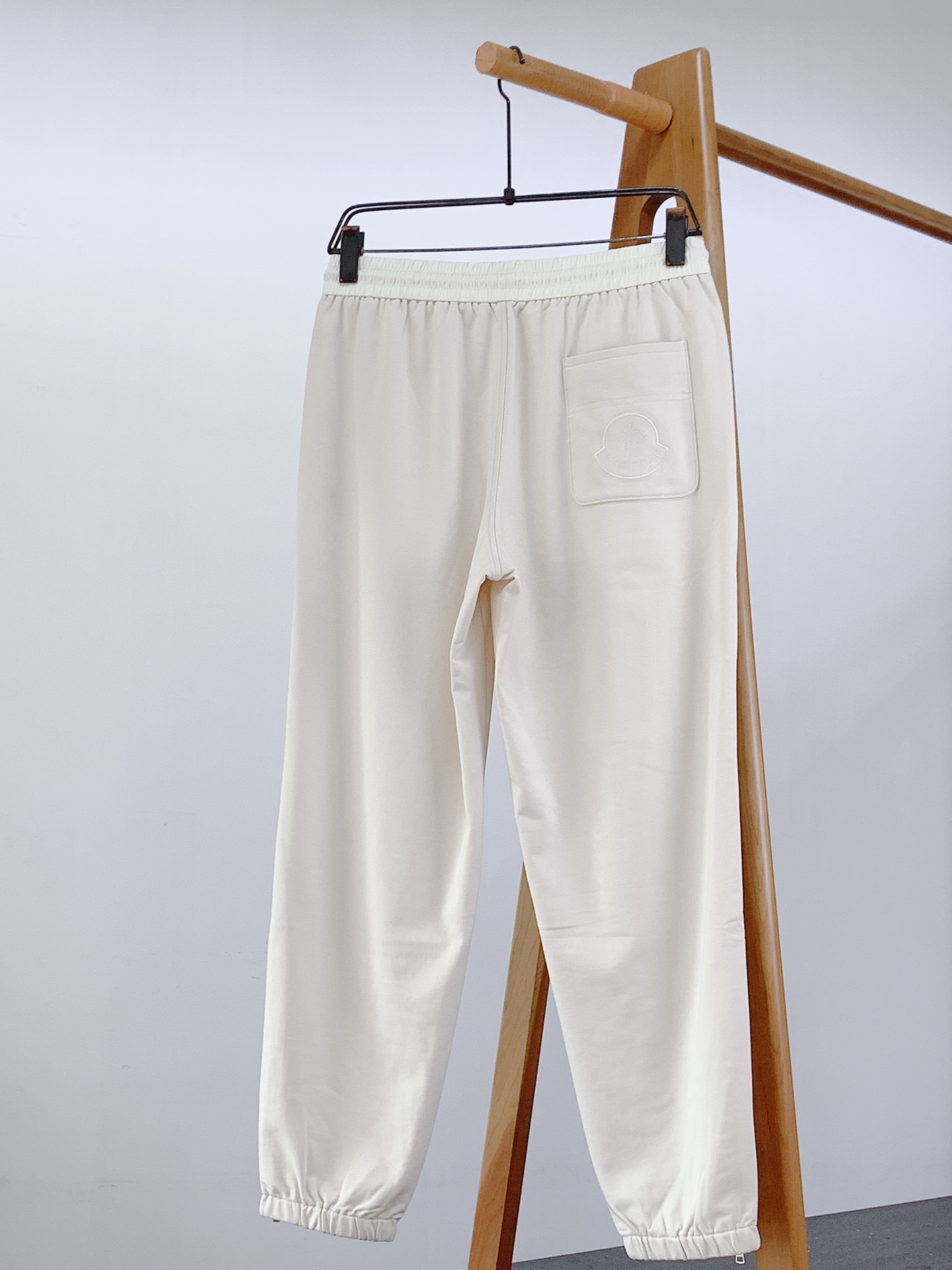 Moncler 蒙口 2026SS早春新品轻奢高定休闲束脚卫裤融合户外机能与都市轻奢质感。甄选定制软糯针