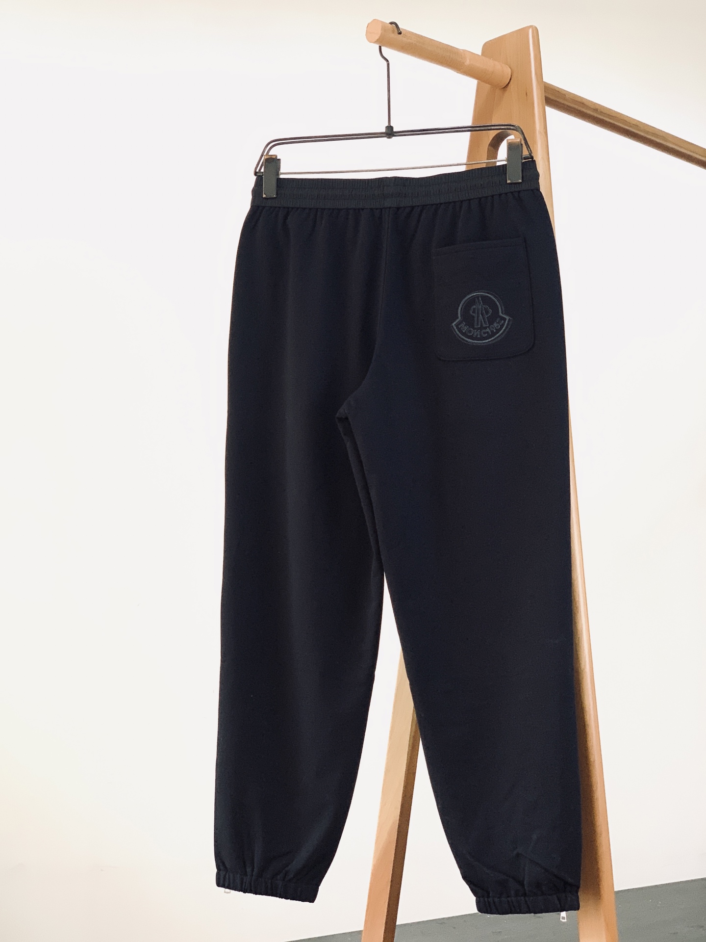 Moncler 蒙口 2026SS早春新品轻奢高定休闲束脚卫裤融合户外机能与都市轻奢质感。甄选定制软糯针