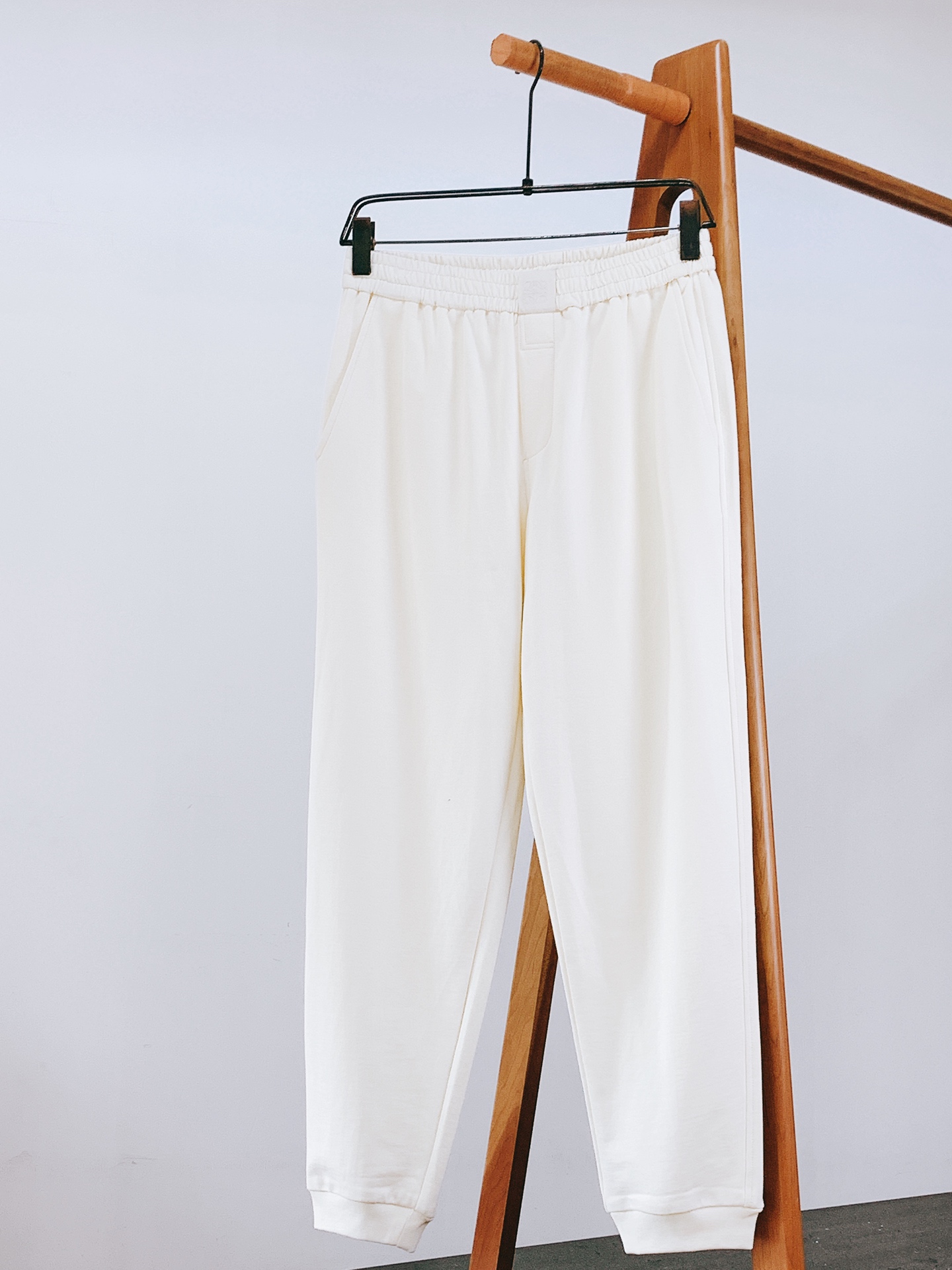 Loewe 罗意威 2026SS早春新品经典刺绣休闲卫裤。高克重软糯针织棉，透气舒适，版型挺括不塌。腰部