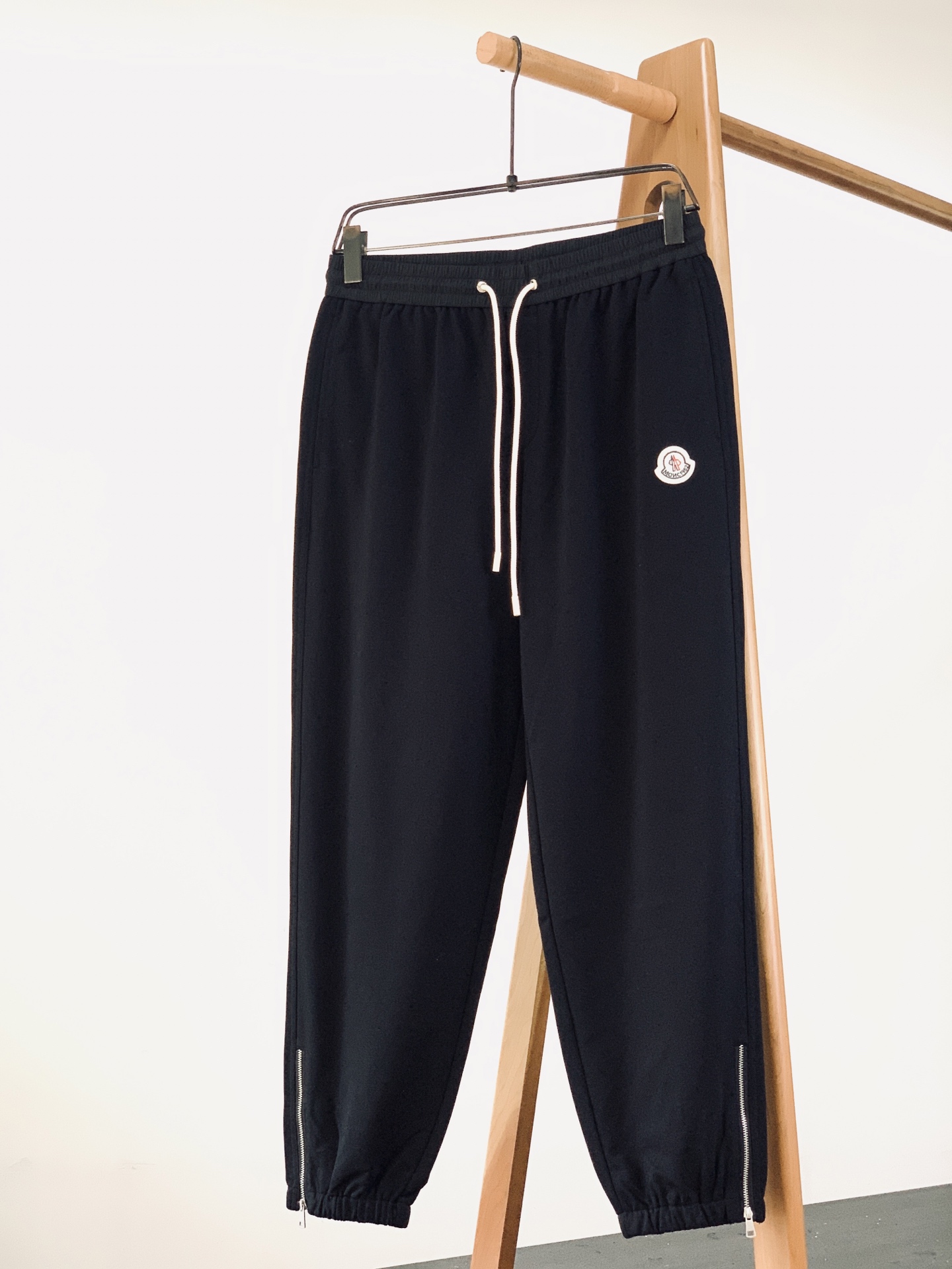 Moncler 蒙口 2026SS早春新品轻奢高定休闲束脚卫裤融合户外机能与都市轻奢质感。甄选定制软糯针