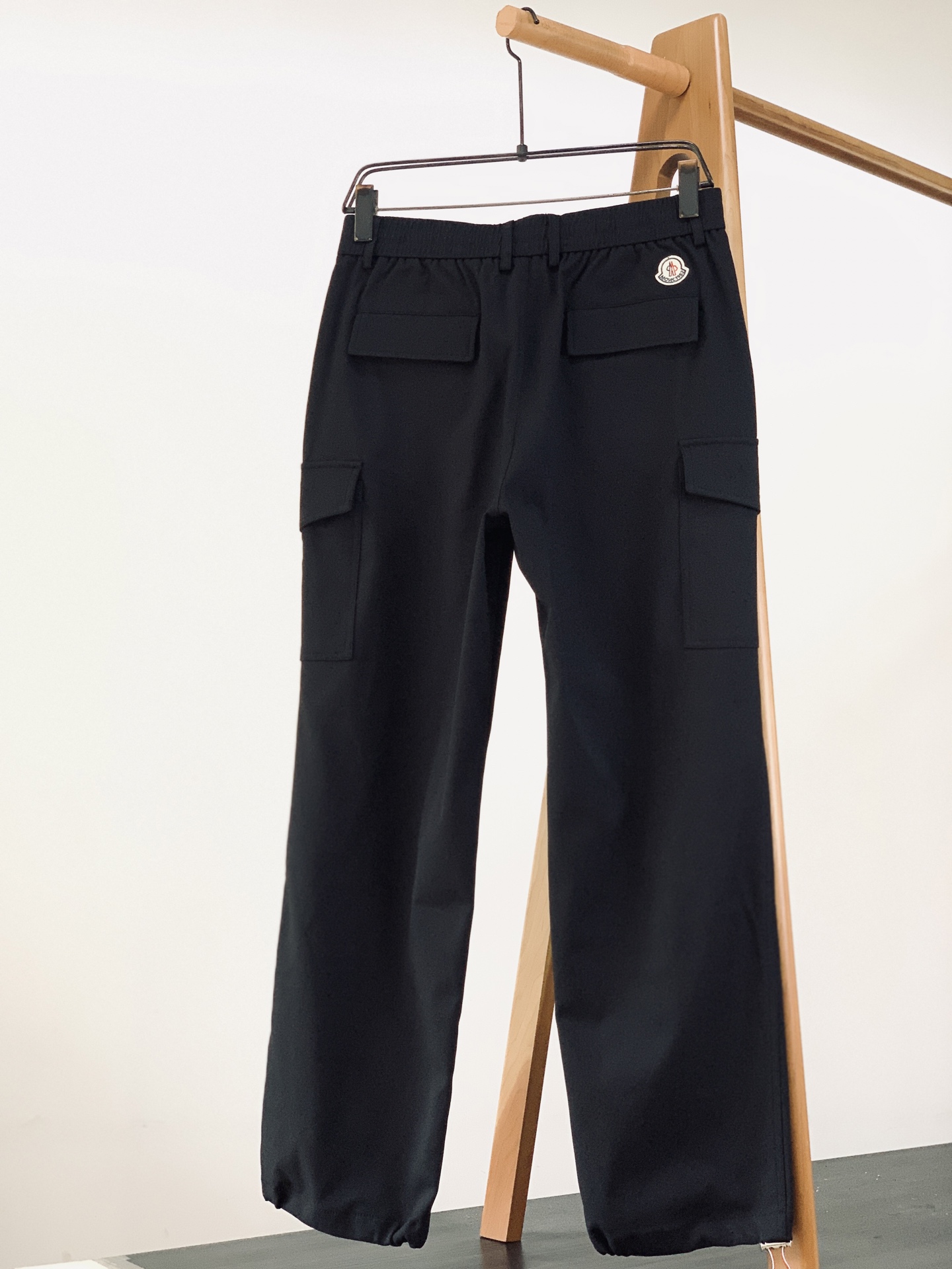 Moncler 蒙口 2026SS早春新品轻奢工装休闲裤，高阶百搭神裤。精选冰感透气面料，垂感利落，上身