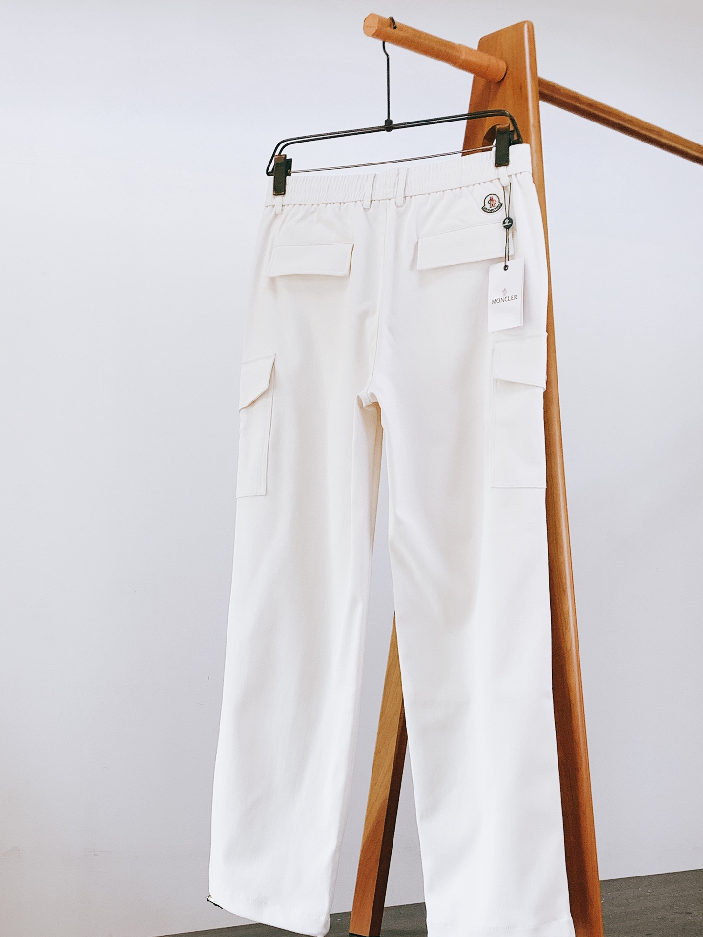 Moncler 蒙口 2026SS早春新品轻奢工装休闲裤，高阶百搭神裤。精选冰感透气面料，垂感利落，上身